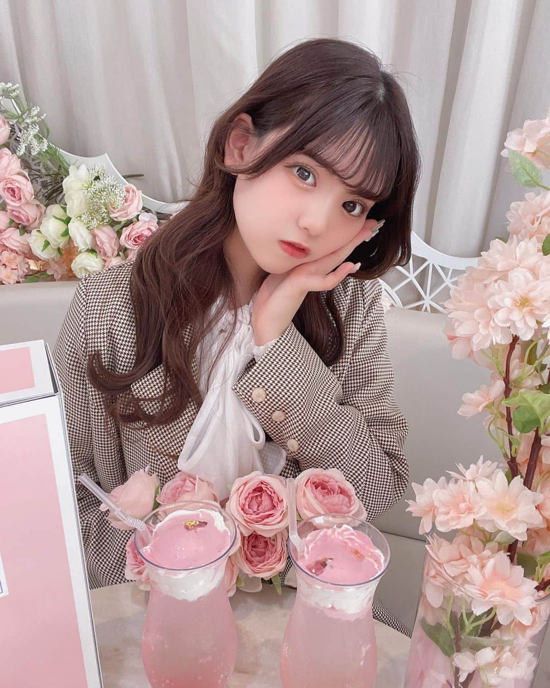 石田萌依さんのインスタグラム写真 - (石田萌依Instagram)「⁡ ⁡ ⁡ お花のなかに埋もれたい〜🌸🤍 ⁡ ⁡ ⁡ #miao#自撮り#大学生#JD#アイドル#偶像#Japanese#ハーフ#Japan#idol #fff#いいね返し#f4f#Tokyo東京#東京カフェ#東京スイーツ#スイーツ#フレンチガーリー#リゼクシー#RESEXXY#アフタヌーンティー#アフヌン#桜アフヌン#春アフヌン#桜アフタヌーンティー#表参道アフタヌーンティー#青山アフタヌーンティー#渋谷アフタヌーンティー#moskaby#tittyandco」4月26日 21時41分 - moe_ux_xu_