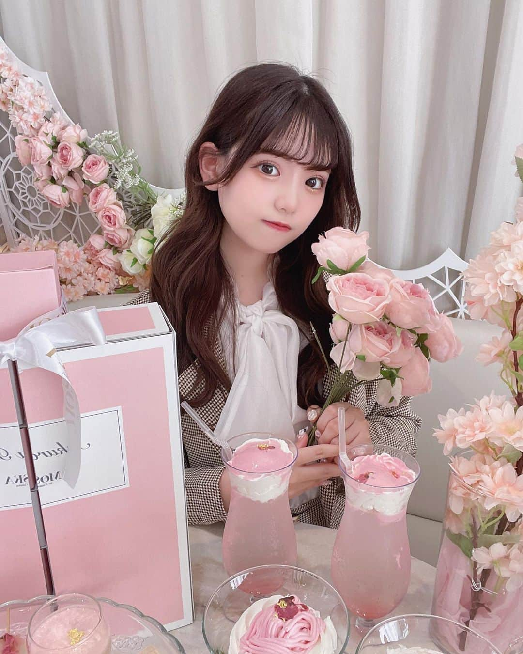 石田萌依さんのインスタグラム写真 - (石田萌依Instagram)「⁡ ⁡ ⁡ お花のなかに埋もれたい〜🌸🤍 ⁡ ⁡ ⁡ #miao#自撮り#大学生#JD#アイドル#偶像#Japanese#ハーフ#Japan#idol #fff#いいね返し#f4f#Tokyo東京#東京カフェ#東京スイーツ#スイーツ#フレンチガーリー#リゼクシー#RESEXXY#アフタヌーンティー#アフヌン#桜アフヌン#春アフヌン#桜アフタヌーンティー#表参道アフタヌーンティー#青山アフタヌーンティー#渋谷アフタヌーンティー#moskaby#tittyandco」4月26日 21時41分 - moe_ux_xu_