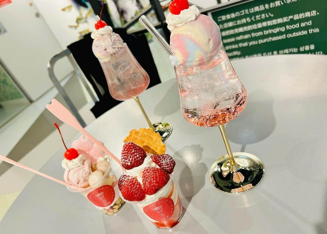 世手子さんのインスタグラム写真 - (世手子Instagram)「Asakusa Sweets🍓🌸 Recommended cream soda🍹 enjoyed the spring( ^ω^ ) @cafe17f  #春から大学生 のような気分でw #クリームソーダ部 #浅草食べ歩き #浅草グルメ #cafe17f #浅草スイーツ なっちゃんと行ってきたよー🌟 #桜スイーツ #クリームソーダ巡り 楽しかった( ´ ▽ ` ) 新仲見世商店街セブンの向かい側にあるよー かわゆいのぉ🍧 #黄昏時 春の #レトロカフェ (≧∀≦) #ドタバタ育児  #二児のママ  #2児育児 #赤ちゃんのいる暮らし  #3歳男の子 #3歳差育児  #二児の母 #二児ママ  #ママシンガー  #二児育児 #2児ママ #2児のママ #赤ちゃんのいる生活 PR」4月26日 21時41分 - rojide