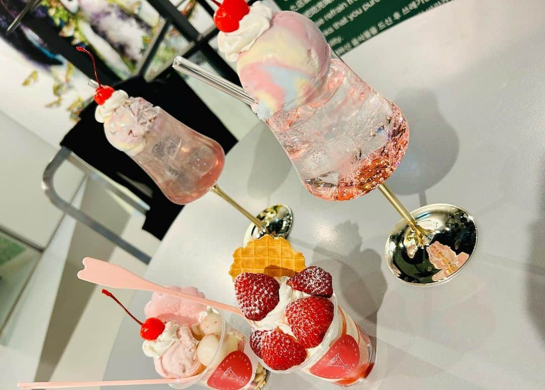 世手子さんのインスタグラム写真 - (世手子Instagram)「Asakusa Sweets🍓🌸 Recommended cream soda🍹 enjoyed the spring( ^ω^ ) @cafe17f  #春から大学生 のような気分でw #クリームソーダ部 #浅草食べ歩き #浅草グルメ #cafe17f #浅草スイーツ なっちゃんと行ってきたよー🌟 #桜スイーツ #クリームソーダ巡り 楽しかった( ´ ▽ ` ) 新仲見世商店街セブンの向かい側にあるよー かわゆいのぉ🍧 #黄昏時 春の #レトロカフェ (≧∀≦) #ドタバタ育児  #二児のママ  #2児育児 #赤ちゃんのいる暮らし  #3歳男の子 #3歳差育児  #二児の母 #二児ママ  #ママシンガー  #二児育児 #2児ママ #2児のママ #赤ちゃんのいる生活 PR」4月26日 21時41分 - rojide