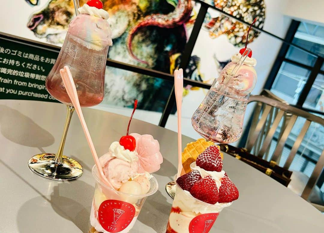 世手子さんのインスタグラム写真 - (世手子Instagram)「Asakusa Sweets🍓🌸 Recommended cream soda🍹 enjoyed the spring( ^ω^ ) @cafe17f  #春から大学生 のような気分でw #クリームソーダ部 #浅草食べ歩き #浅草グルメ #cafe17f #浅草スイーツ なっちゃんと行ってきたよー🌟 #桜スイーツ #クリームソーダ巡り 楽しかった( ´ ▽ ` ) 新仲見世商店街セブンの向かい側にあるよー かわゆいのぉ🍧 #黄昏時 春の #レトロカフェ (≧∀≦) #ドタバタ育児  #二児のママ  #2児育児 #赤ちゃんのいる暮らし  #3歳男の子 #3歳差育児  #二児の母 #二児ママ  #ママシンガー  #二児育児 #2児ママ #2児のママ #赤ちゃんのいる生活 PR」4月26日 21時41分 - rojide