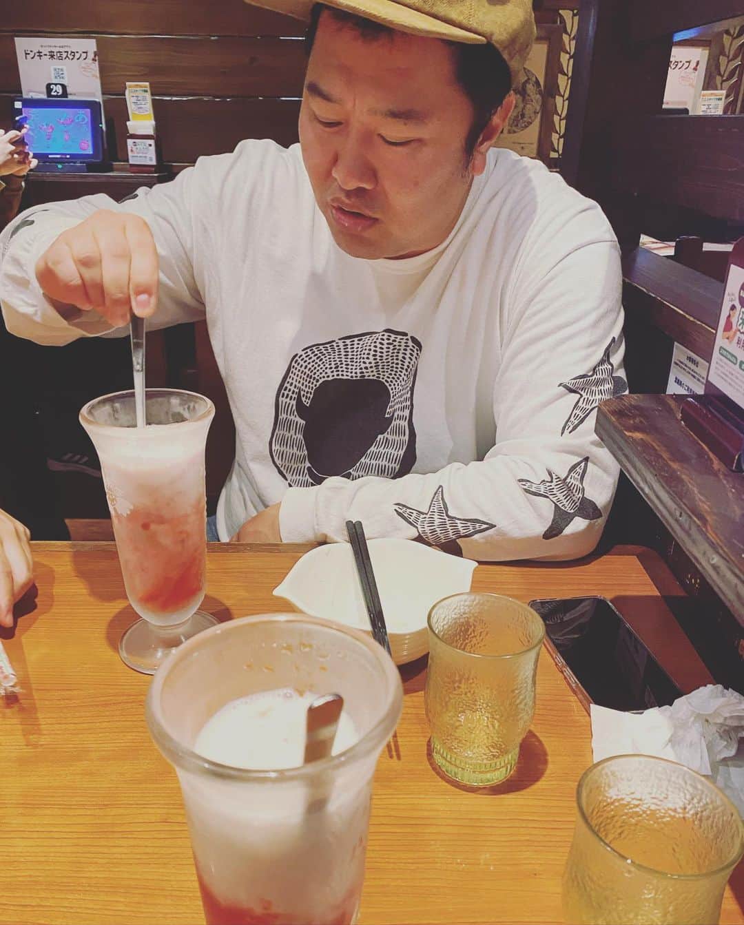 井元英志のインスタグラム：「有吉の壁ありがとうございました☺️あの日収録終わり世界の安村さんにびっくりドンキー奢ってもらったの忘れません🥺 #有吉の壁 #おっさん5人で苺ミルク飲んだ🍓🥛 #隠れてるけどパンサーのむーちゃんもいます☺️」
