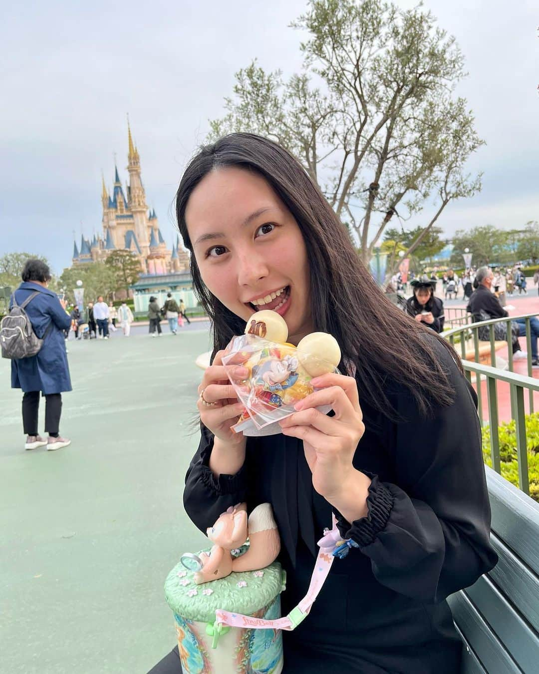 里彩さんのインスタグラム写真 - (里彩Instagram)「40周年おめでとう🥳🐭💞 リーナベルちゃんを連れて遊びに行ったよ🥰 40周年のデザイン可愛いかったな〜🥺グッズもフードもたくさんあってお祝いモードなランド🐭楽しい時間でした💖  #disney #disneyland #ディズニー #ディズニーランド #ディズニーランド40周年」4月26日 21時38分 - risa_gram611