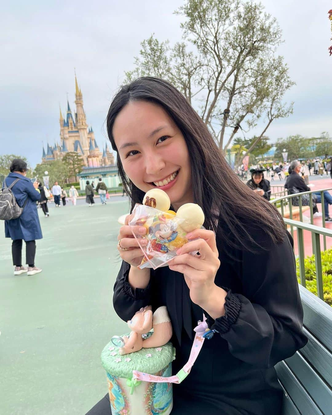 里彩さんのインスタグラム写真 - (里彩Instagram)「40周年おめでとう🥳🐭💞 リーナベルちゃんを連れて遊びに行ったよ🥰 40周年のデザイン可愛いかったな〜🥺グッズもフードもたくさんあってお祝いモードなランド🐭楽しい時間でした💖  #disney #disneyland #ディズニー #ディズニーランド #ディズニーランド40周年」4月26日 21時38分 - risa_gram611