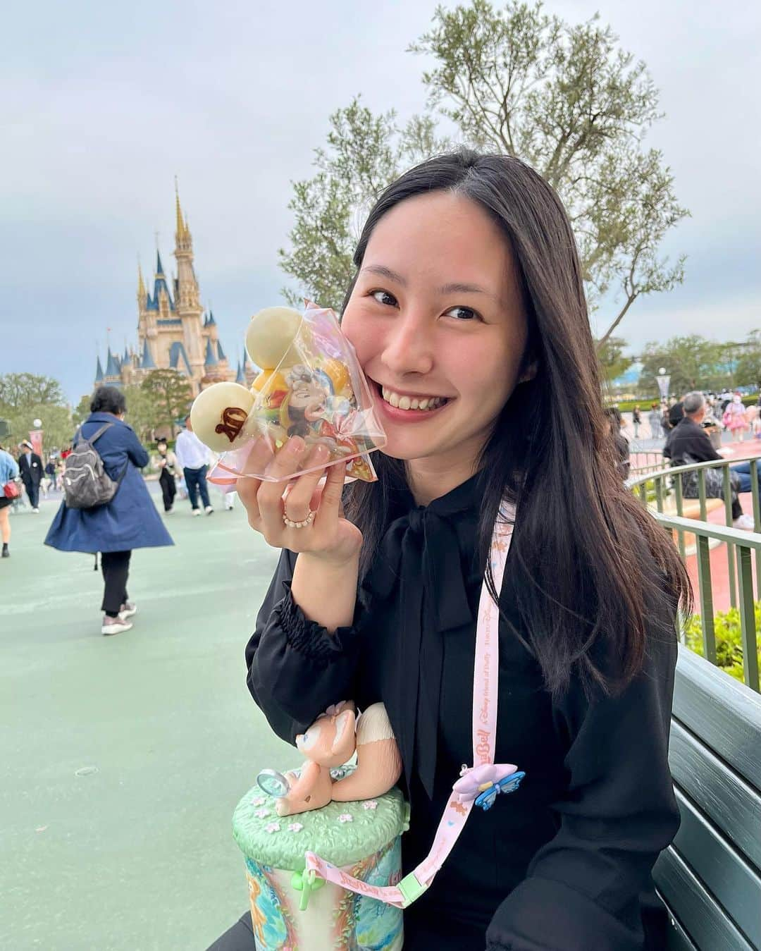 里彩のインスタグラム：「40周年おめでとう🥳🐭💞 リーナベルちゃんを連れて遊びに行ったよ🥰 40周年のデザイン可愛いかったな〜🥺グッズもフードもたくさんあってお祝いモードなランド🐭楽しい時間でした💖  #disney #disneyland #ディズニー #ディズニーランド #ディズニーランド40周年」