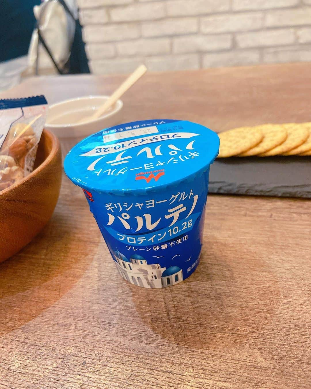 いけながあいみさんのインスタグラム写真 - (いけながあいみInstagram)「最近、体調崩しがち🥺💧 ・ 食欲無い日もあるんだけど、何か食べなきゃって事でお世話になってる #パルテノ のヨーグルト🤍 ・ 脂肪ゼロでタンパク質も7-11gと高タンパク質✨ ・ 濃厚クリーミーな食感で食べ応えもあって美味しいの🫶 ・ ヨーグルトは胃腸に良いって言うし、内側から少しずつ元気を取り戻したいと思います✨ ・ とりあえず、元気な時のエイミーさんと可愛いワンワン置いとくね🐩🖤  @parthenophoto @ccj.official.up  #ギリシャヨーグルト#腸活 #ヨーグルト #体調不良 #食欲 #元気 になりますように #タンパク質 #健康 #プードル #黒プードル #犬 #dog #犬スタグラム #CCJ2023」4月26日 21時39分 - aimicat424