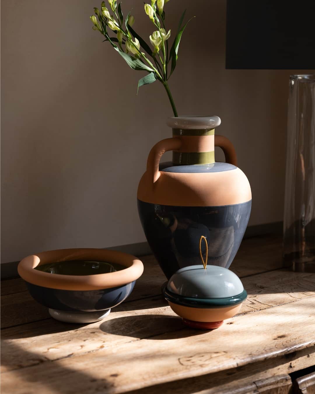 Poltrona Frauさんのインスタグラム写真 - (Poltrona FrauInstagram)「Meet a new collection of accessories by Poltrona Frau: Ikiperu. Named after the Etruscan goddess of abundance and prosperity, Cupra, this collection consists of simple ceramic objects - a vase, a pot, and a bowl – as well as striking patchwork cushions. Designer @kristinefivemelvaer brings a pop, contemporary twist to everyday items that have been part of the human experience for time immemorial.   #PoltronaFrau #PoltronaFRauPleasures #KristineFiveMelvaer #rometti #ceramicherometti @ceramicherometti」4月26日 21時40分 - poltronafrauofficial