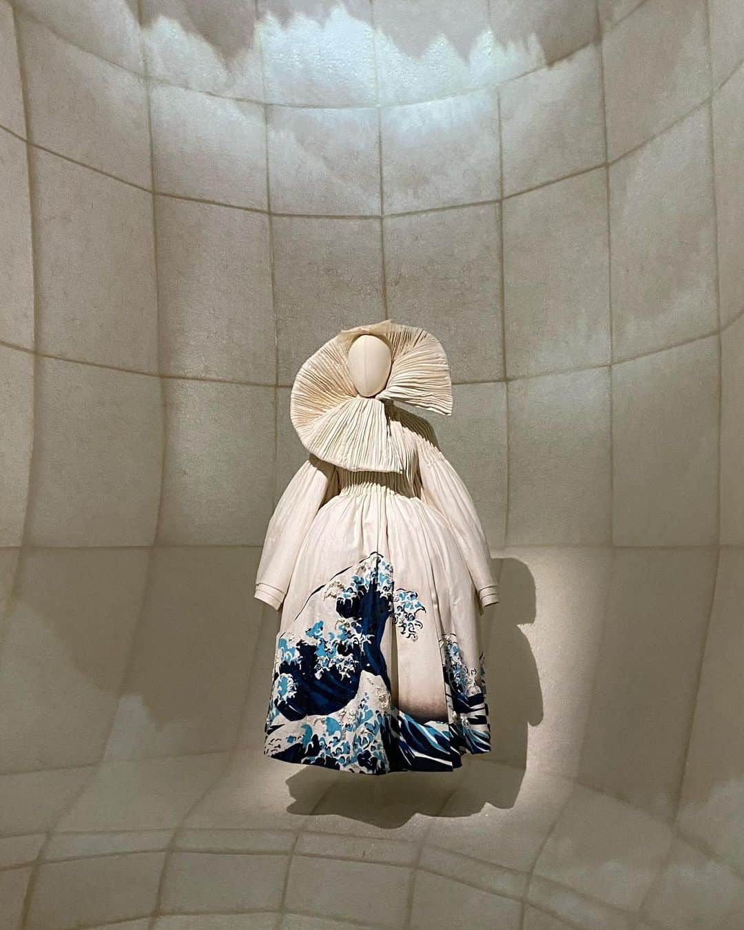 角川友紀さんのインスタグラム写真 - (角川友紀Instagram)「⁡ @spurmagazine の特集を読んで行きたくなったDIOR展 日本との関わりや歴代ディレクターの想いを その当時のドレスを通じて感じることができる 圧巻で楽しい展示でした🇫🇷👗 ⁡ #dior展#東京都現代美術館」4月26日 21時40分 - ykinconiky