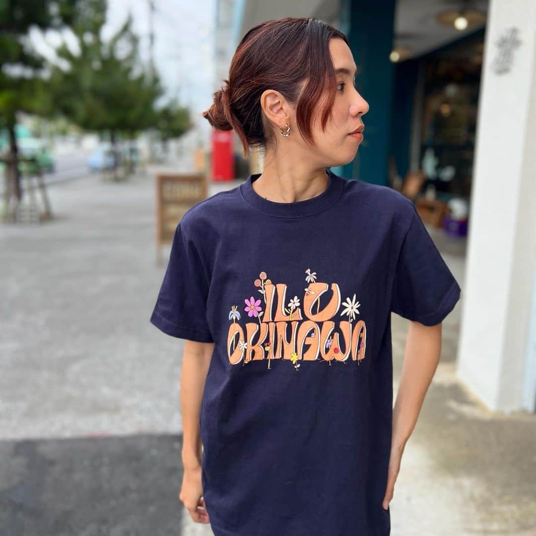 original brand 【ilu098】のインスタグラム：「新作Tシャツ 「アイルとお花と沖縄」 ネイビー ホワイト / S M L XL Designed @airi_ilu   《販売》　 店舗: 4/27(木)11時~ Web: 4/27(木)19時~  #ilu098 #半袖tシャツ #沖縄ファッション」