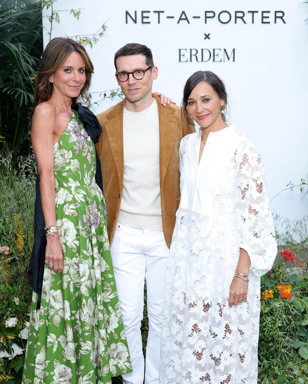 ネッタポルテのインスタグラム：「Last night in Los Angeles, #NETAPORTER and @erdem hosted an intimate poolside dinner in celebration of our exclusive vacation capsule. 🌴  Tap the link in bio to shop the collection, available only at #NETAPORTER.」