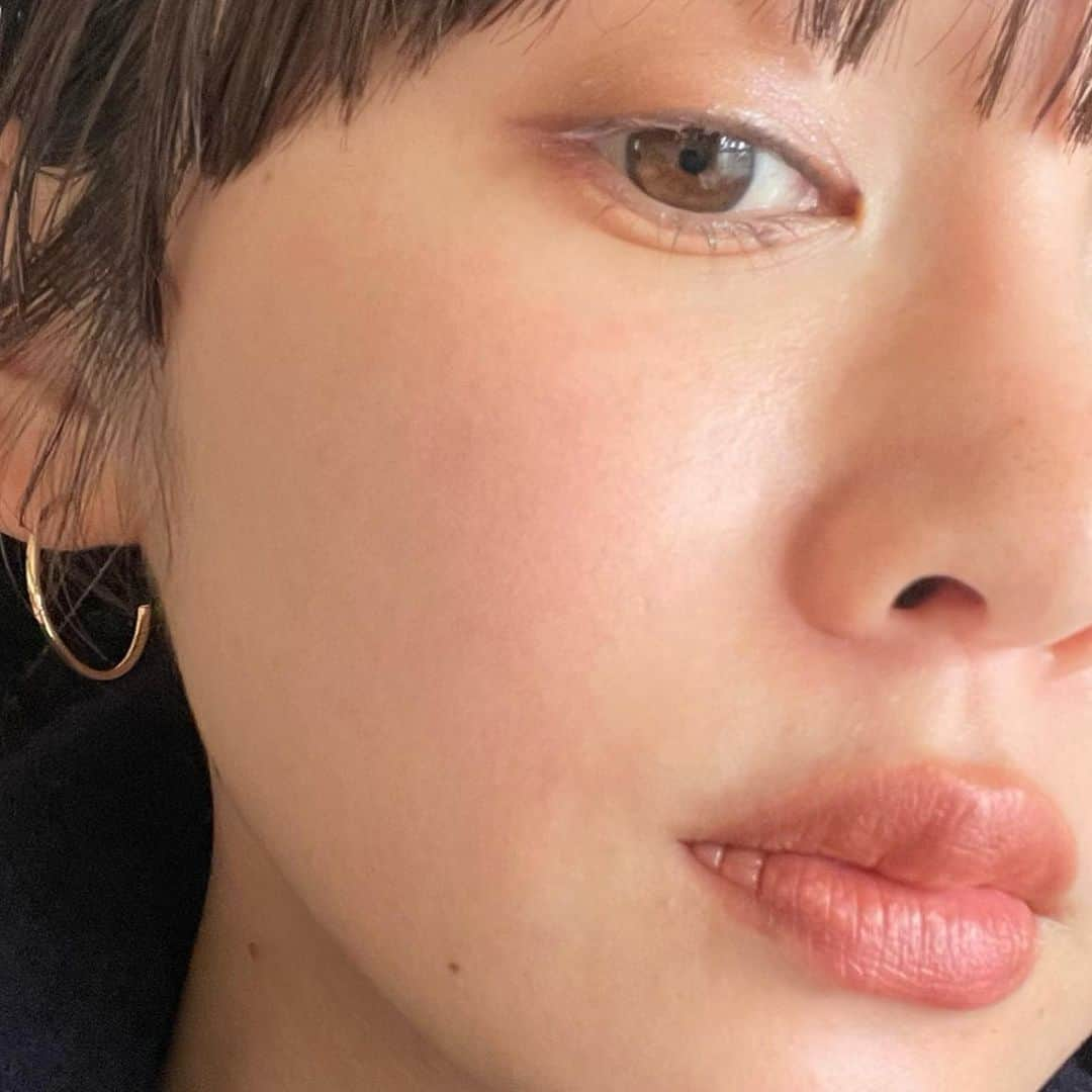 藤沢麻衣のインスタグラム：「⠀ 【花粉症の肌荒れについて】 ここまで落ち着きました😭  (2枚めの写真はマックスにやばい時です。)  少し前にUPした花粉の時期に使っていたスキンケアアイテムのポスト。たくさんの反響があって嬉しいです🌸 同時にクレンジングと洗顔についての質問もDMやコメント頂いていたので、ご紹介させてください✍️ ⠀ 【クレンジング】 “フェイシャリストホワイト トリートメントマセ(医薬部外品)" ⠀ 変わらずシーボン.。肌荒れ中も◎メラニンを含む古い角質などをスッキリオフしてくれるのです。 2個目突入しまして、 今はこちらのフェイシャリストホワイトシリーズのマセに切り替えてを継続中です。 ⠀  【洗顔】 "シーボン. コンセントレートプラス ディープクリアフォーム"  こちらもシーボン.を引き続き使用しておりました☁️もっこもこに泡立てて、指が肌に触れないようにやさしく。低刺激なのでこちらも滲みなかった👏 いつもはこれに酵素洗顔もプラスしてましたが、お肌敏感だったのでつい最近まではお休み(いまは肌荒れ良くなったので酵素復活🌱) ⠀ まだまだお肌揺らぐ時期だと思いますが、ゆらぎ肌に困っている方はぜひトライして みてください☺️ ⠀ トライアルプランも引き続き予約コードで通常価格1,500円の ところ500円(税込)で体験できますので、上で紹介したアイテムも使った極楽ケア体験してもらってください 🫶🏻 (230gのマセ1個購入で無料サロンケア1回分になるよ〜🌸) ⠀ ちなみに動画載せたこのシートマスクが今回かなりhitでした👏オプションでつけられ ますよ〜！ ⠀ 予約コード【fm2301】 ストーリーハイライトをチェックしてね📝 ⠀ #CBON#シーボン #マイシーボン #シーボントライアルプラン体験 #フェイシャリストファーメントパウダーa #酵素洗顔 #酵素洗顔パウダー」