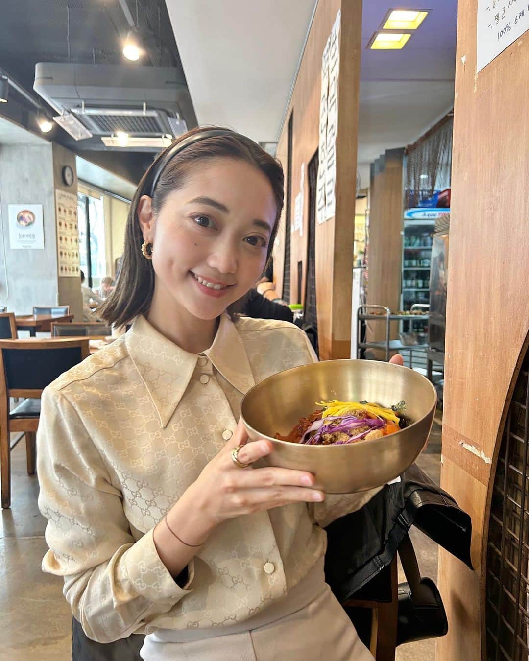 市岡麻美のインスタグラム：「🇰🇷食べたもの 📍駅前会館 ミシュラン載ってるプルコギのお店。プルコギがやっぱ一番美味しかった！ランチ予約なし行けた 📍ペップジャンチッ タッカンマリ好きで、東大門以外の地元の人が行くとこを探してトライ。ソースが発明品👀 📍@cafe.onion  インスタグラマー大集合カフェ 📍@kota_dyun  catch tableっていうアプリが一休的な感じでレストランが探せて予約もできた♪ミシュラン系は全然前から埋まってるので注意🚨  #韓国グルメ#韓国旅行 #ソウルグルメ #駅前会館#cafeonion #kotabydyun #korea」