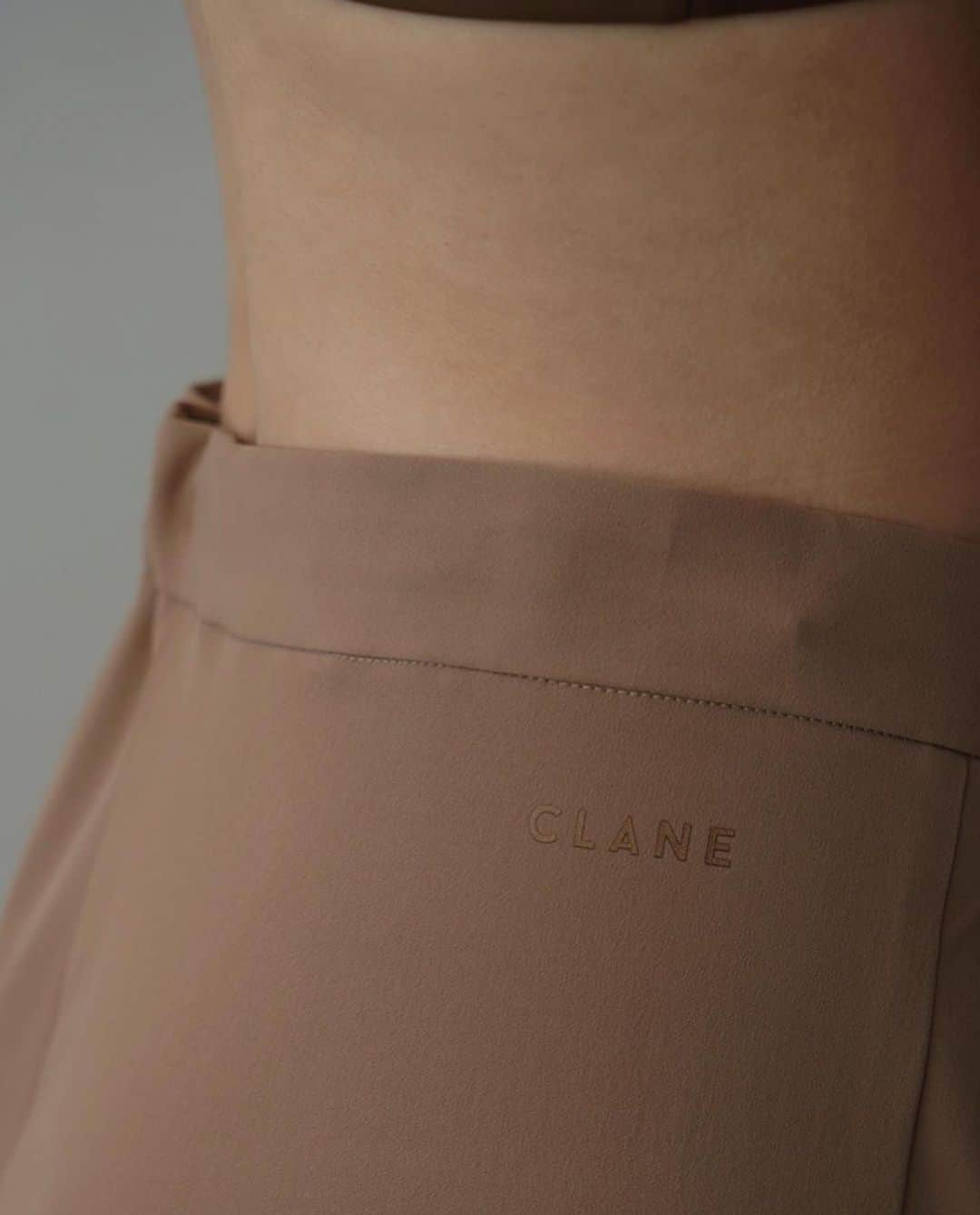 clane_officialさんのインスタグラム写真 - (clane_officialInstagram)「■NEW ARRIVAL 4月28日(金)発売アイテムをご紹介。  CLANE定番のBASIC TUCK PANTSの形を落とし込んだラッシュガード素材のパンツ。UV・吸水速乾・ストレッチなどの機能性のある素材に合わせてボリュームを減らし、後ろのみウエストをゴム仕様に。  カジュアルになりすぎないドライタッチな素材がモードな印象にしてくれます。ウエストはアジャストでサイズを変えらるので、コーディネートや シーンに合わせてご着用頂けます。  また、裾口のスピンドルを絞りたくし上げることもできるので、低身長の方にもお すすめです。タックが入っているので足の形を拾いにくく、体型カバーしてくれるのも嬉しいポイントです。  ✔︎ 2WAY ADJUST RUSH GUARD TUCK PANTS ¥22,000 BEIGE/BLACK 1/2 (UPF30/UVカット率:90%以上)  ※価格は税込み金額です。  #CLANE」4月26日 20時08分 - clane_official