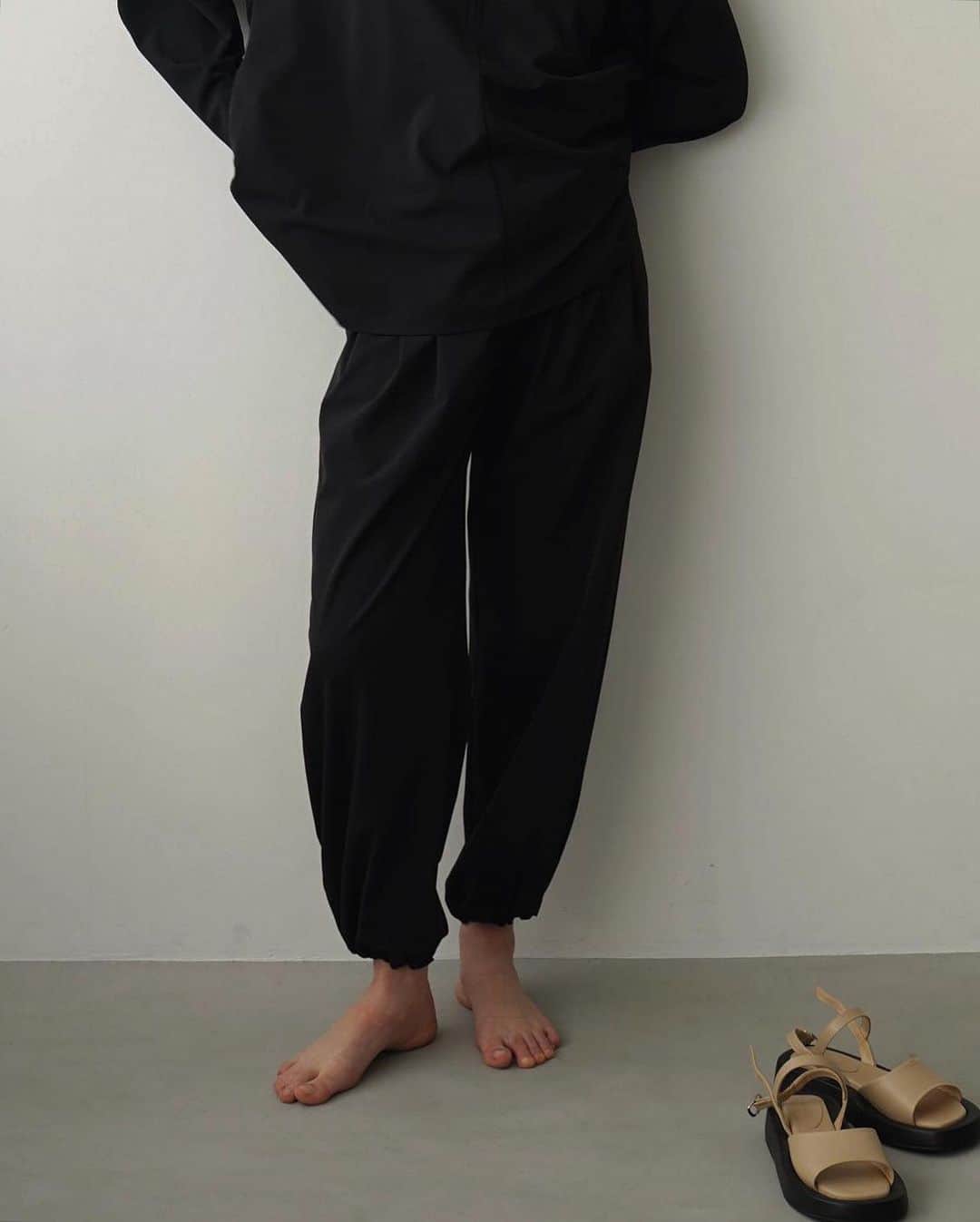 clane_officialのインスタグラム：「■NEW ARRIVAL 4月28日(金)発売アイテムをご紹介。  CLANE定番のBASIC TUCK PANTSの形を落とし込んだラッシュガード素材のパンツ。UV・吸水速乾・ストレッチなどの機能性のある素材に合わせてボリュームを減らし、後ろのみウエストをゴム仕様に。  カジュアルになりすぎないドライタッチな素材がモードな印象にしてくれます。ウエストはアジャストでサイズを変えらるので、コーディネートや シーンに合わせてご着用頂けます。  また、裾口のスピンドルを絞りたくし上げることもできるので、低身長の方にもお すすめです。タックが入っているので足の形を拾いにくく、体型カバーしてくれるのも嬉しいポイントです。  ✔︎ 2WAY ADJUST RUSH GUARD TUCK PANTS ¥22,000 BEIGE/BLACK 1/2 (UPF30/UVカット率:90%以上)  ※価格は税込み金額です。  #CLANE」