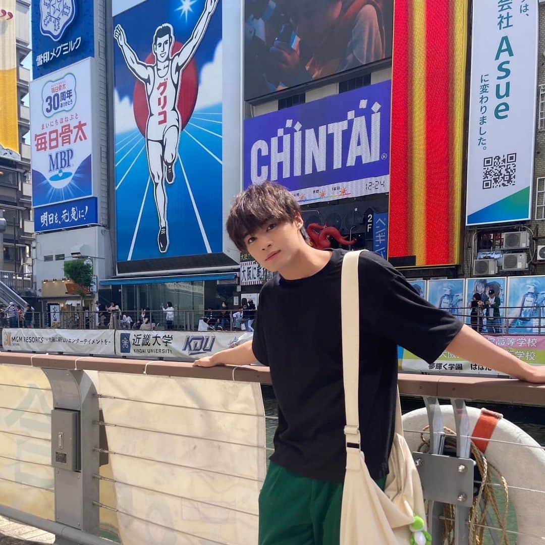 瀬戸郁成のインスタグラム：「. 大阪旅行めっちゃ楽しかったし、大好きなたこ焼きもめちゃくちゃ食べれて幸せでした☺️        #大阪  #大阪旅行  #たこ焼き  #グリコ」