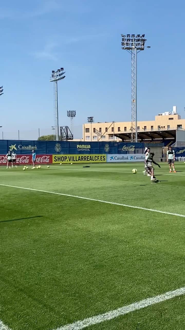 ビジャレアルCFのインスタグラム：「Una mañana @chukwuezesamuel8:  1. Risa nerviosa  2. Golazo a la escuadra 3. Vaaaamoooossss」
