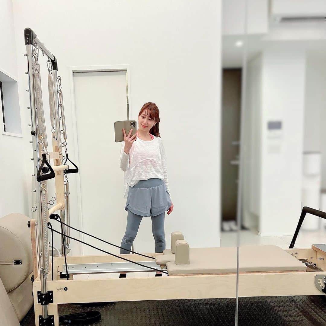 中野公美子のインスタグラム：「最近始めたマシンピラティス✨ マシンを使うので ある程度の負荷がかかって、 部分的に意識出来るし 効いているのがわかるので とてもいい感じ😊  #マシンピラティス #骨格整える #効いてる感 #体幹 #ピラティス #ジムウェア #yomoment #machinepilates #pilates  #46歳」