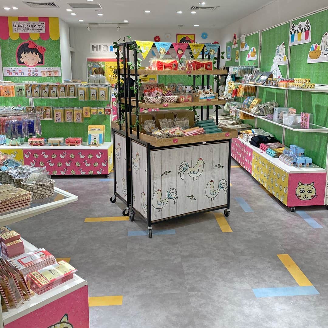 天王寺ミオさんのインスタグラム写真 - (天王寺ミオInstagram)「本日（4/26）より、POPUPNEXT「ちびまる子ちゃんマーケット」を開催中！☆  『ちびまる子ちゃん』の期間限定ショップ「ちびまる子ちゃんマーケット」を天王寺ミオで開催いたします。 期間中、「ちびまる子ちゃん」関連商品を税込2,000円以上お買い上げいただいた方に先着で「ホログラムステッカー」を1枚プレゼントいたします。 皆様のお越しをお待ちしております♪  ーーーーーーーーーーーーーーーーーーーーーーーーーー 【期間】4月26日(水)〜5月14日(日) 【時間】11:00〜21:00  【場所】本館6F ミオラボ  #天王寺ミオ #tennojimio #天王寺mio #텐노지미오 #関西 #간사이 #osaka #오사카 #大阪 #tennoji #텐노지 #天王寺 #あべの #abeno #关西  #イベント#event#ちびまる子ちゃん #ちびまる子 #さくらももこ #chibimarukochan #maruko #期間限定 #イベントスペース #文房具」4月26日 20時10分 - tennojimio_official