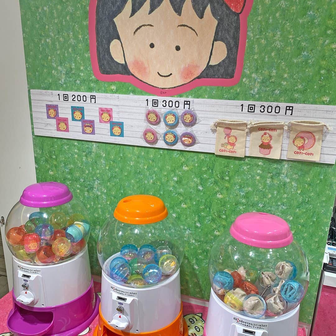 天王寺ミオさんのインスタグラム写真 - (天王寺ミオInstagram)「本日（4/26）より、POPUPNEXT「ちびまる子ちゃんマーケット」を開催中！☆  『ちびまる子ちゃん』の期間限定ショップ「ちびまる子ちゃんマーケット」を天王寺ミオで開催いたします。 期間中、「ちびまる子ちゃん」関連商品を税込2,000円以上お買い上げいただいた方に先着で「ホログラムステッカー」を1枚プレゼントいたします。 皆様のお越しをお待ちしております♪  ーーーーーーーーーーーーーーーーーーーーーーーーーー 【期間】4月26日(水)〜5月14日(日) 【時間】11:00〜21:00  【場所】本館6F ミオラボ  #天王寺ミオ #tennojimio #天王寺mio #텐노지미오 #関西 #간사이 #osaka #오사카 #大阪 #tennoji #텐노지 #天王寺 #あべの #abeno #关西  #イベント#event#ちびまる子ちゃん #ちびまる子 #さくらももこ #chibimarukochan #maruko #期間限定 #イベントスペース #文房具」4月26日 20時10分 - tennojimio_official