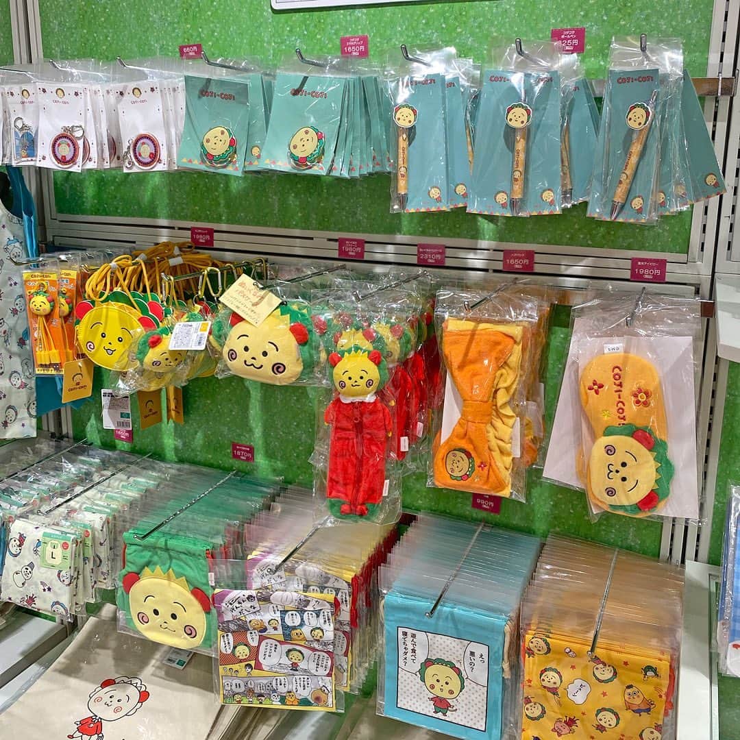 天王寺ミオさんのインスタグラム写真 - (天王寺ミオInstagram)「本日（4/26）より、POPUPNEXT「ちびまる子ちゃんマーケット」を開催中！☆  『ちびまる子ちゃん』の期間限定ショップ「ちびまる子ちゃんマーケット」を天王寺ミオで開催いたします。 期間中、「ちびまる子ちゃん」関連商品を税込2,000円以上お買い上げいただいた方に先着で「ホログラムステッカー」を1枚プレゼントいたします。 皆様のお越しをお待ちしております♪  ーーーーーーーーーーーーーーーーーーーーーーーーーー 【期間】4月26日(水)〜5月14日(日) 【時間】11:00〜21:00  【場所】本館6F ミオラボ  #天王寺ミオ #tennojimio #天王寺mio #텐노지미오 #関西 #간사이 #osaka #오사카 #大阪 #tennoji #텐노지 #天王寺 #あべの #abeno #关西  #イベント#event#ちびまる子ちゃん #ちびまる子 #さくらももこ #chibimarukochan #maruko #期間限定 #イベントスペース #文房具」4月26日 20時10分 - tennojimio_official