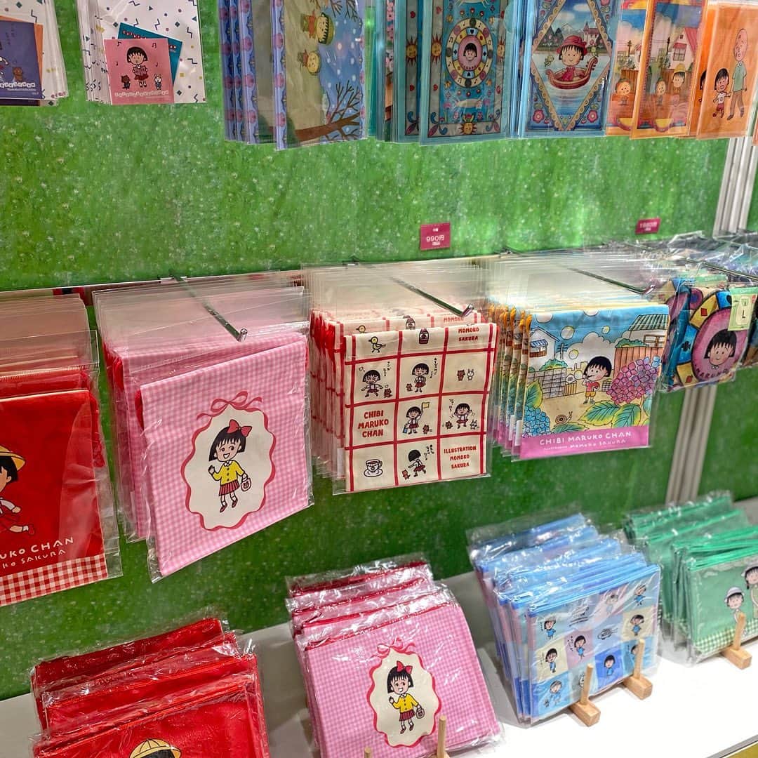 天王寺ミオさんのインスタグラム写真 - (天王寺ミオInstagram)「本日（4/26）より、POPUPNEXT「ちびまる子ちゃんマーケット」を開催中！☆  『ちびまる子ちゃん』の期間限定ショップ「ちびまる子ちゃんマーケット」を天王寺ミオで開催いたします。 期間中、「ちびまる子ちゃん」関連商品を税込2,000円以上お買い上げいただいた方に先着で「ホログラムステッカー」を1枚プレゼントいたします。 皆様のお越しをお待ちしております♪  ーーーーーーーーーーーーーーーーーーーーーーーーーー 【期間】4月26日(水)〜5月14日(日) 【時間】11:00〜21:00  【場所】本館6F ミオラボ  #天王寺ミオ #tennojimio #天王寺mio #텐노지미오 #関西 #간사이 #osaka #오사카 #大阪 #tennoji #텐노지 #天王寺 #あべの #abeno #关西  #イベント#event#ちびまる子ちゃん #ちびまる子 #さくらももこ #chibimarukochan #maruko #期間限定 #イベントスペース #文房具」4月26日 20時10分 - tennojimio_official