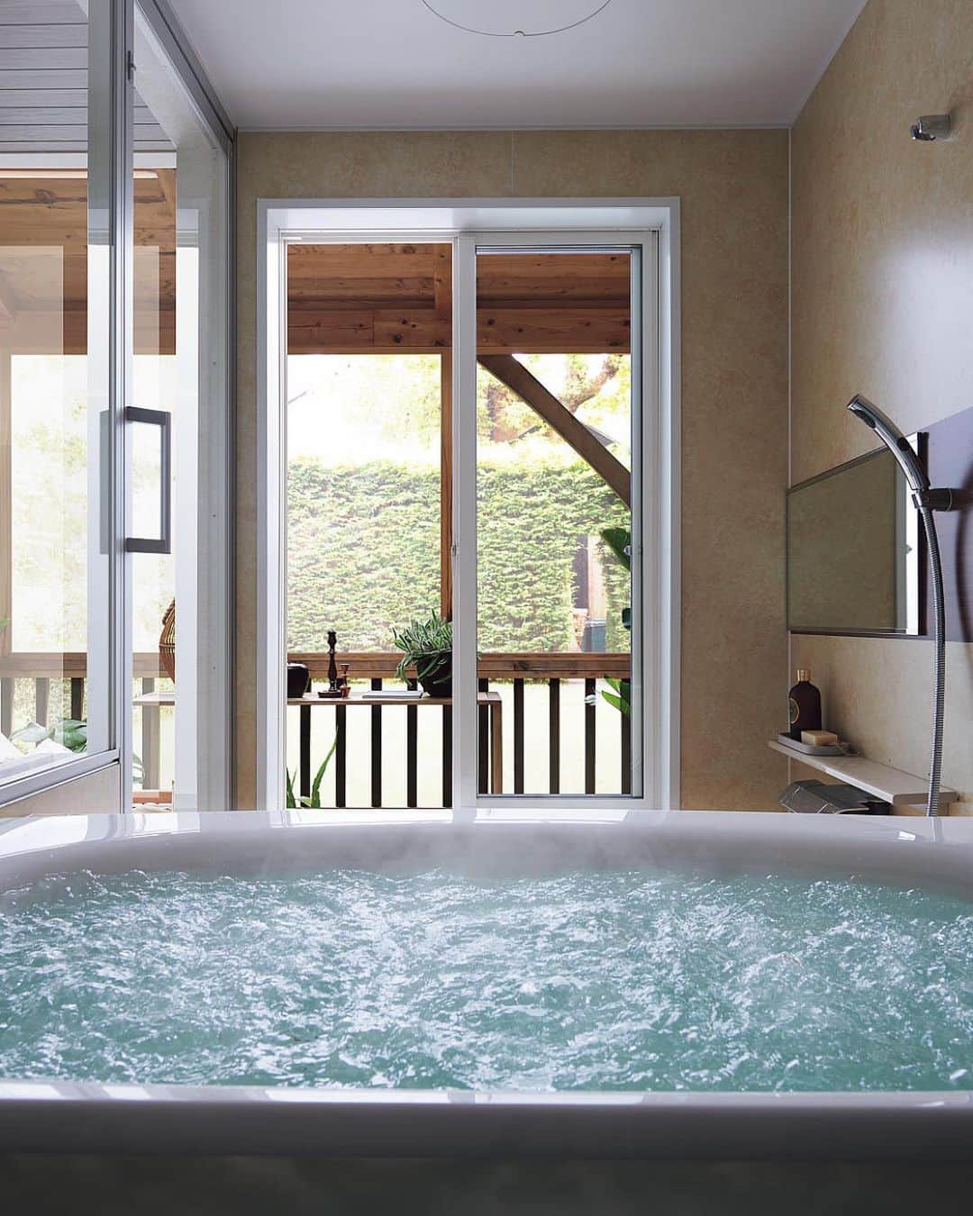 パナソニックのすむすむ さんのインスタグラム写真 - (パナソニックのすむすむ Instagram)「🛁 本日はよい風呂の日  Ｌクラスバスルームの とっておきの機能、 「リゾートバブル」を ご紹介します。  大きな泡が、 全身を心地よく刺激  日常のなかの非日常を あじわえる入浴タイム いかがでしょうか🫧🫧  #パナソニックバスルーム #エルクラスバスルーム  #リゾートバブル #ジャグジーバス  #入浴タイム  #泡風呂🛁💕  #パナソニック #バスリフォーム #お風呂リフォーム」4月26日 20時13分 - sumai_panasonic