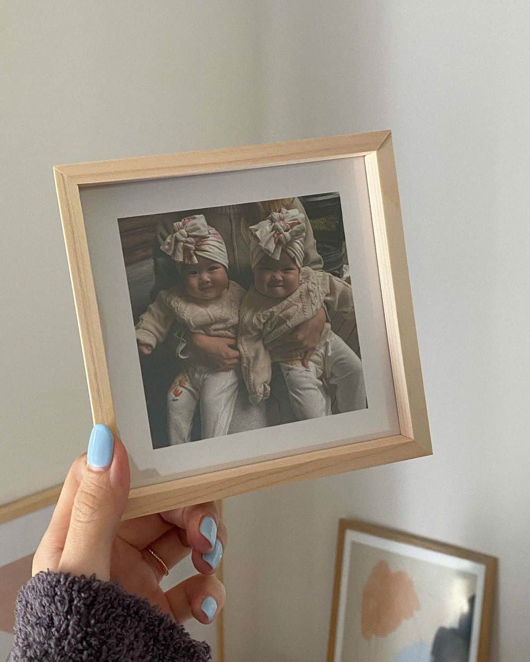のインスタグラム：「Happy Mother's Day 💐  今年の母の日も @okuru_calendar でオーダー！ 前回のタネタネカレンダーもすごく喜んでくれて 今年は中でもお気に入りの写真を額に入れました✌🏻 二枚目のお手紙は私の手書き✍🏼𓂅 字とか絵とか子どもからの手書きも絶対素敵だよなあと✨ アプリで簡単にできちゃうし、母の日限定パッケージでお届けしてくれるので、ギフトに迷っている方にぜひおすすめです🕊️🤍  クーポンもいただいたのでよかったら使ってください！  10%OFFクーポン：nanapp514 (有効期限: 母の日受付終了まで)  #okuru #母の日 #母の日ギフト #フォトフレーム #フォトアルバム #母の日プレゼント #双子 #双子ベビー PR」