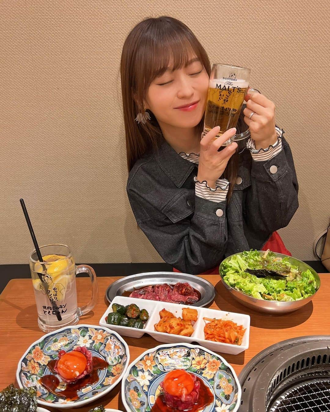 みき みーやんさんのインスタグラム写真 - (みき みーやんInstagram)「何を食べてるかは本文の最後に🤭笑 . 「焼肉ホルモンとくちゃん塚本店」が ４月２７日からリニューアルオープン👏👏 @tokuchan29_tsukamoto  @tokuchan29  . 十三には行ったことあるけど塚本は初めてなのー😍❤ . 全卓にサーバー設置されていて レモンシロップを入れるといつでも レモンサワーが飲めちゃう😏 . ６０分５００円でレモンサワーたらふく飲んで お安いお肉をちょいちょいつまみたいなぁって方に おすすめかなー🤤💕 . . カルビ、牛ホルモン、豚トロなどが380円という破格で 食べられるのもかなりのポイント🙆‍♀️ 燃えるユッケなんかは動画映えもするから かなり盛り上がりそうだよ(*˘︶˘人)♡* . . 1枚目の動画の正体はマショマロでした🤭🤣w . 店名：焼肉ホルモンとくちゃん塚本店 郵便番号：532-0026 🗾大阪府大阪市淀川区塚本2丁目24-16 ☎️06-4862-7790 ⏰ 平日16:00-24:00 🚶‍♀️JR塚本駅徒歩2分 . #焼肉ホルモンとくちゃん#焼肉ホルモンとくちゃん塚本店#大阪焼肉#塚本焼肉#焼肉女子#肉食女子#yakiniku#焼肉#大阪グルメ#大阪ディナー#大阪飲み#大阪旅行#大阪観光#大阪デート#焼肉デート#ロングヘア#ストレートヘア#関西焼肉#コスパ最高#コスパ最強#飲み放題」4月26日 20時17分 - mi_yan0101