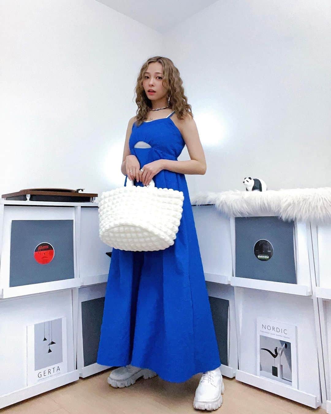 ジェニーのインスタグラム：「仕事にて、綺麗めコーデ🩵💎🦋 ふふふ」