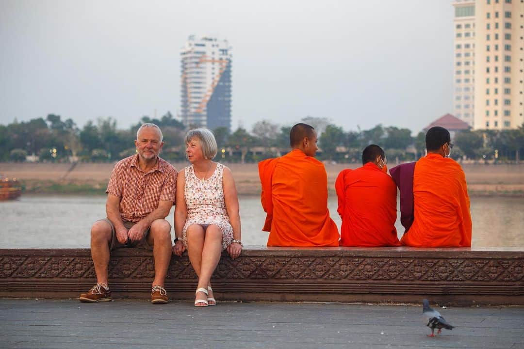 Shunsuke Miyatakeのインスタグラム：「Riverside, Phnom Penh /   Recently, Phnom Penh has been experiencing feeling temperatures in excess of 40 degrees Celsius. I had hoped that last night's temporary downpour would lower the temperature in the city a bit, but it is back to normal again.  And as usual, Phnom Penh's riverside area is crowded with people. Tourists, Buddhist monks, and pigeons. It's just a nice place to cool down for the evening.」