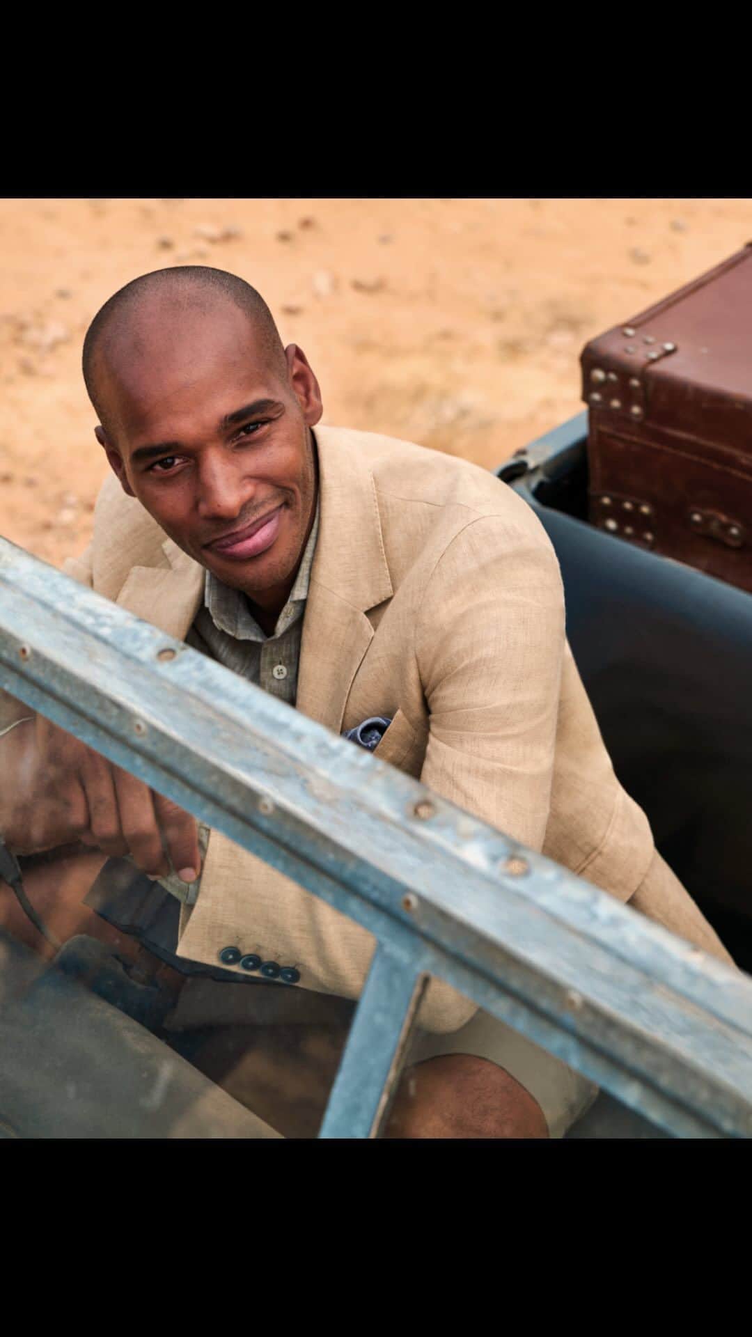 のインスタグラム：「Discover our wide selection of linen and enjoy the spring in style.   #HowToHackett」