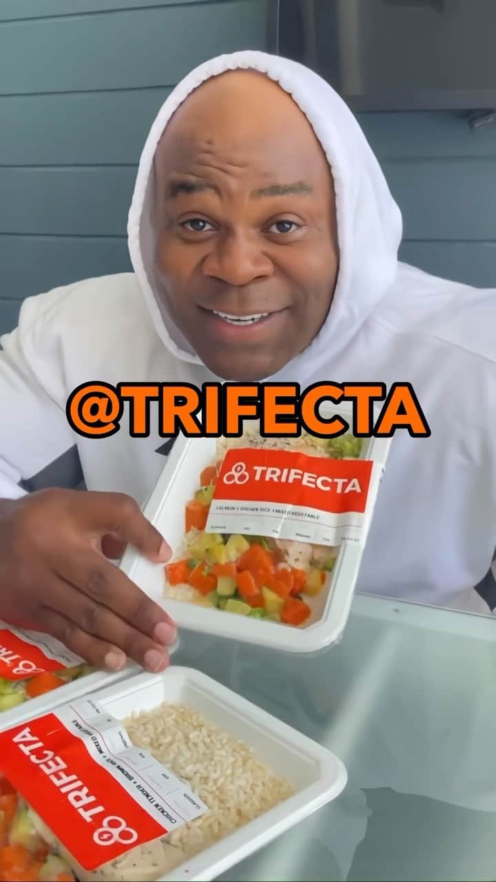 カイ・グリーンのインスタグラム：「Results Plateauing?! — Read Below👇🏾 Tag anyone who needs to hear this 🔊  If you’re serious about your bodybuilding and health and wellness goals, then you need to pay attention to the details that can make all the difference in your results. Neglecting factors such as sleep, recovery, stress management, and nutrition can hold you back from achieving your desired outcomes. Make sure you’re getting enough sleep and taking time to recover properly so that your body can repair and grow stronger.  Don’t let stress overwhelm you, find ways to manage it and keep it under control. And when it comes to nutrition, don’t leave anything to chance, @trifecta ensures that you’re dialed in with food that not only tastes delicious but will help keep you on track towards your goals.  Grab your meal in my bio ✔️  #KaiGreene #Trifecta #Fyp」