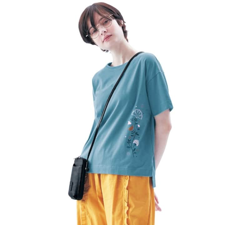 mini_labo_jp(ミニラボ) さんのインスタグラム写真 - (mini_labo_jp(ミニラボ) Instagram)「𓍯   𓂃◌𓈒𓐍  大人なデザインでゆったり着られる   𓂃◌𓈒𓐍  ☞プリントTシャツ   毎年大人気のプリントTシャツ！ この夏もパリから素敵な新デザインが到着しました。 ドロップショルダーや前後差のある裾、ボックスシルエットなど、今どきデザインにリニューアル。  ミニラボ柄のプリントで大人カジュアルなコーデが完成します。 Tシャツもきれい目に着たい方におすすめです🙌  ~~~~~~~~~  ミニラボ夏号発刊プレゼントキャンペーン実施中 《期間:2023年5月18日(木)まで》  詳しくは、画像をタップして商品ページをご確認ください。 ~~~~~~~~~  #minilabo #ミニラボ #ベルメゾン #BELLEMAISON #Tシャツ #チュニック #夏ファッション #夏コーデ #大人ファッション #丁寧な暮らし #刺繍 #おしゃれな暮らし #日常を大切に #暮らしを楽しむ #シンプルに暮らす」4月26日 20時19分 - mini_labo_jp