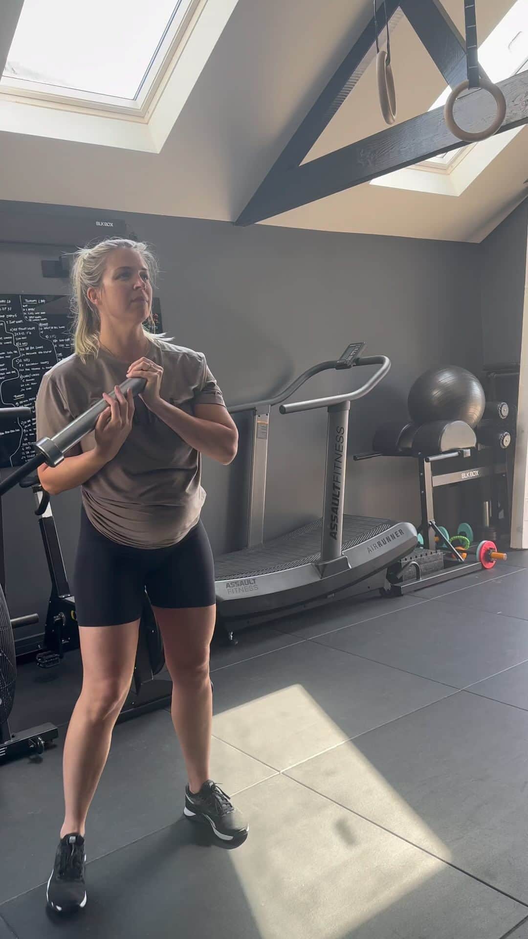 ジェマ・アトキンソンのインスタグラム：「Ain’t giving up on you little man! My priority in this ever changing body since I saw that positive pregnancy test.   Todays session from @hatch_athletic  fellow mum, pre and postpartum coach and woman’s health physio so all pregnancy approved for me.  3x 12 each leg landmind curtesy lunge   4 rounds of  12 tricep push-ups  20 Calf raises  10 banded pull apart   Then into 4 rounds of  400m bike 21 kb swings 10 trx rows   Finished with my usual stretch routine. Normans favourite bit as he gets to lick the sweat off me 😂 Wasn’t up to much a few days ago as little fella decided to lay transverse & back to back which wasn’t the comfiest at all. It wrecked! However, I listened to a 30 min podcast on all fours doing gentle rocking & moving and gravity did it’s thing and thankfully flipped him! The discomfort subsided and the kicks were back to being low as apposed to upwards so I’ll be thanking him for that what he arrives.  I had my checks as well on Monday with my midwife Rach and my bloods and water samples came back spot on 👌🏽 Perfect she said! As well as my blood pressure and resting heart rate. All the stuff that makes me happy 😊 Any mum to be im sure will agree that every day there’s always a little “please make sure we’re both ok” thought. So the reassurance always settles that for me ❤️」