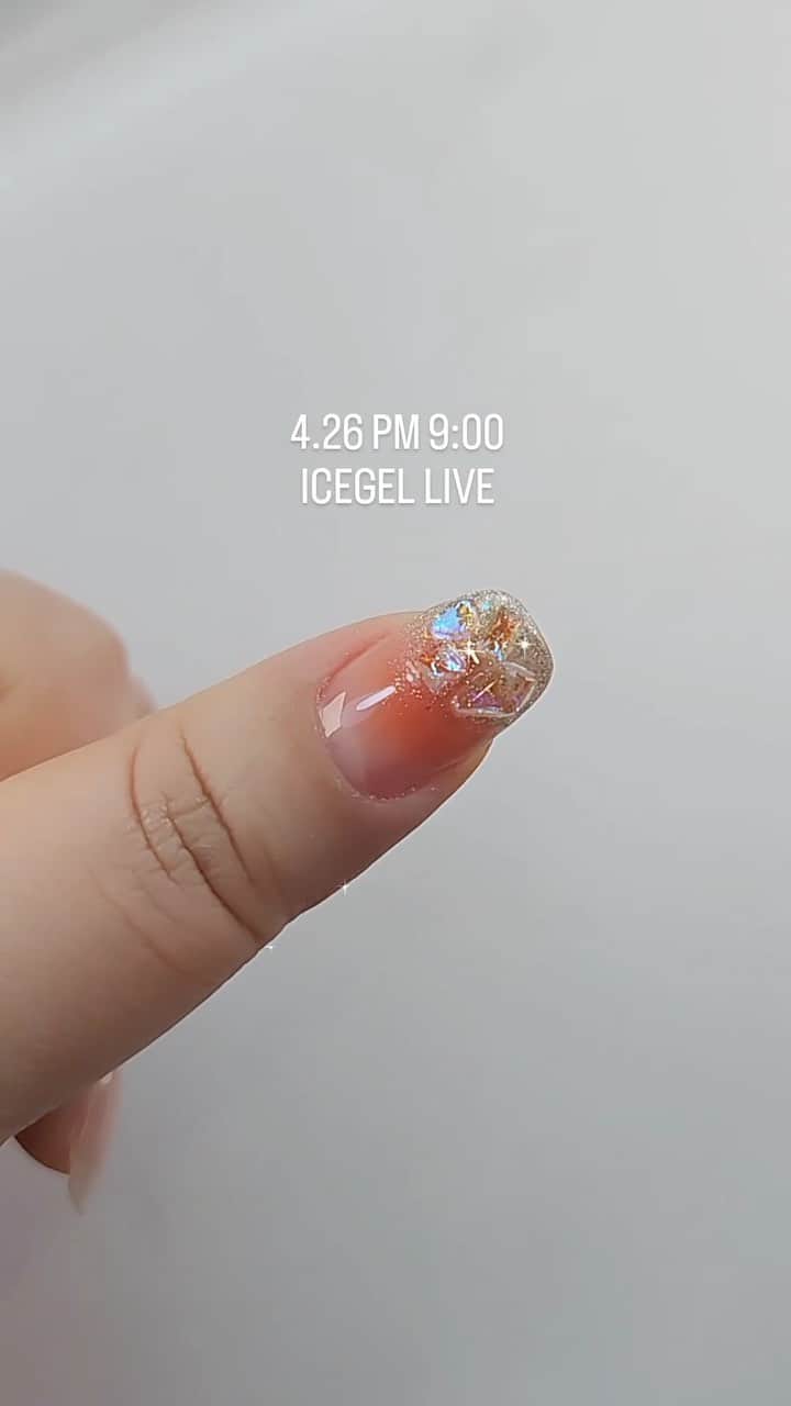 のインスタグラム：「오늘 저녁9시! #볼터치네일  볼터치그라 쉽게 하는 방법!  알려드릴께요~~😁  아이스젤 라이브방송에서 공개합니다! 무조건 본방사수!💕  📌아이스젤 S/S시즌 박람회 일정 안내📌 4월 17일(월) PM 6:00 ~ 5월 1일(월) PM 6:00  기다리셨죠? 봄!여름 시즌 대비! 아이스젤 온라인박람회&릴레이 세미나 시작합니다!  박람회&세미나 기간동안 새로운 신상품 뿐만 아니라! 기존의 아이스젤 상품을 이용한 다양한 활용 아트도 알려드릴께요! 또한! 오직! 박람회 기간동안만 판매하는 [스폐셜기획 한정상품]도 준비 되어 있으니! 이번 기회를 절대로 놓치지 마세요!  📌아이스젤 세미나 일정 5회] 4월 26일(수) PM 9:00 6회] 4월 27일(목) PM 9:00  #icegel #아이스젤 #アイスジェル #네일아트 #젤네일 #셀프메일 #웨딩 #네일박람회 #네일전시회 #네일엑스포」
