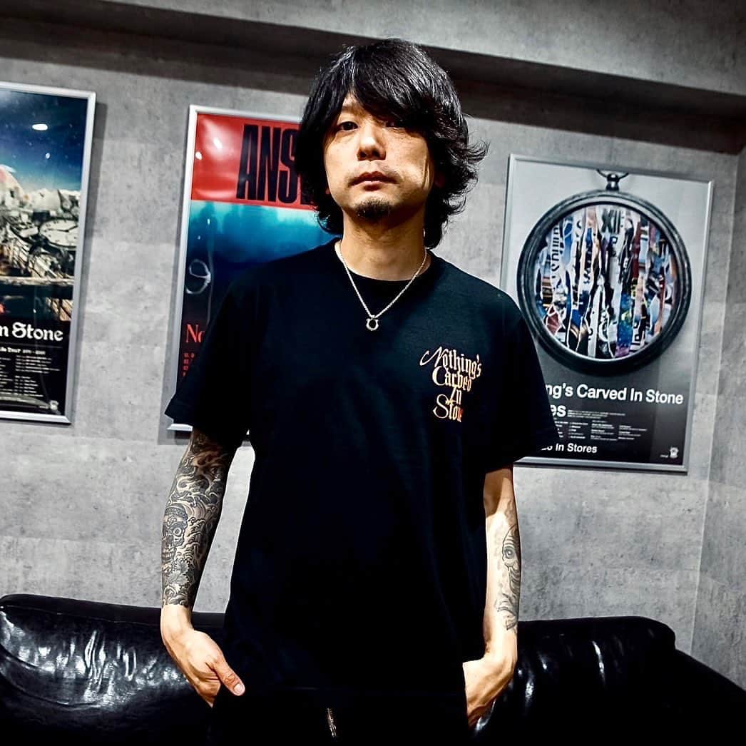 のインスタグラム：「【GOODS情報】 ⁡ Effector Tシャツ（3,500円） SIZE：M〜XL（生形M、大喜多XL着用） COLOR：黒 / 白 BODY：アスレ ⁡ "ARABAKI ROCK FEST.23”、"VIVA LA ROCK 2023”にて販売します！ ⁡ ぜひチェックしてみてください。 ⁡ #nothingscarvedinstone #ナッシングス #ncis #silversunrecords #ARABAKI #ビバラ」