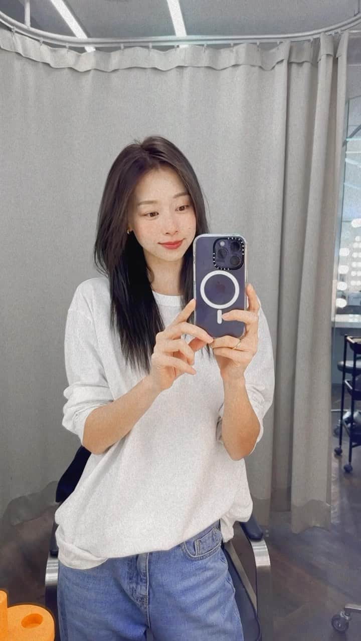 吳斐莉のインスタグラム：「染了個氣質冷棕🩵  漂髮的好處就是可以 一下深髮一下淺髮😆 我覺得很划算耶～  💇🏻‍♀️ @vivian_chen52」