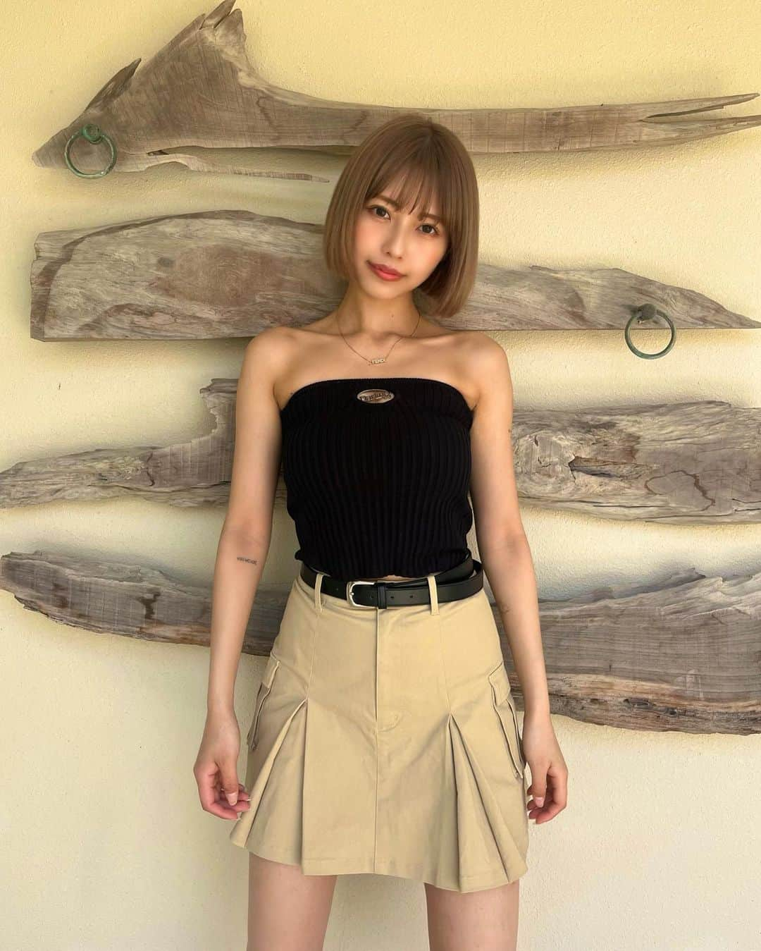 倉田夏希さんのインスタグラム写真 - (倉田夏希Instagram)「♡  本日発売のお気に入りシリーズ💕  もーこのベアはリアルバイすぎる🫶🏻 ずーっと発売待ってたアイテム🤤  ベアとかショート丈とか 肌見せアイテム大好きマンだから たまらんのです🤤💕  胸元のロゴも可愛いしシルエットもさいこー！  この夏大活躍間違いなし！🌼  かなりお問い合わせ多数いただいてるので お早めにチェックしてくださいね！  #Darich #ダーリッチ #コーディネート #大人ガーリー  #骨格ナチュラル #イエベ秋 #コーディネート #coordinate #骨格ナチュラルコーデ  #fashion #ootd #outfit #ミニスカート」4月26日 20時24分 - nacchan_2611