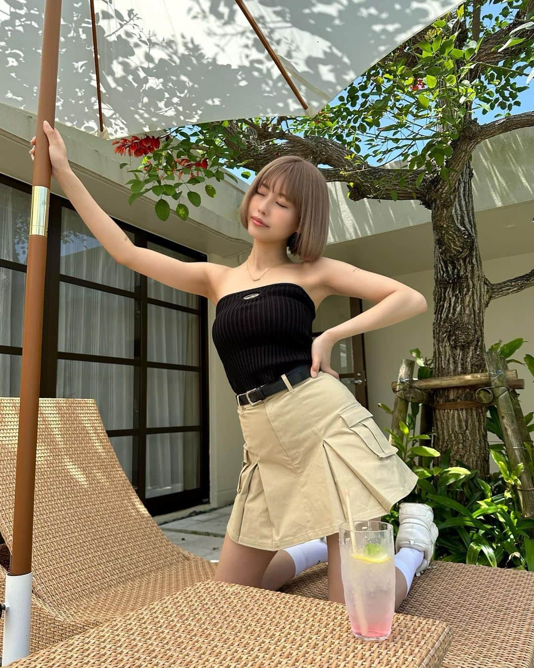 倉田夏希さんのインスタグラム写真 - (倉田夏希Instagram)「♡  本日発売のお気に入りシリーズ💕  もーこのベアはリアルバイすぎる🫶🏻 ずーっと発売待ってたアイテム🤤  ベアとかショート丈とか 肌見せアイテム大好きマンだから たまらんのです🤤💕  胸元のロゴも可愛いしシルエットもさいこー！  この夏大活躍間違いなし！🌼  かなりお問い合わせ多数いただいてるので お早めにチェックしてくださいね！  #Darich #ダーリッチ #コーディネート #大人ガーリー  #骨格ナチュラル #イエベ秋 #コーディネート #coordinate #骨格ナチュラルコーデ  #fashion #ootd #outfit #ミニスカート」4月26日 20時24分 - nacchan_2611