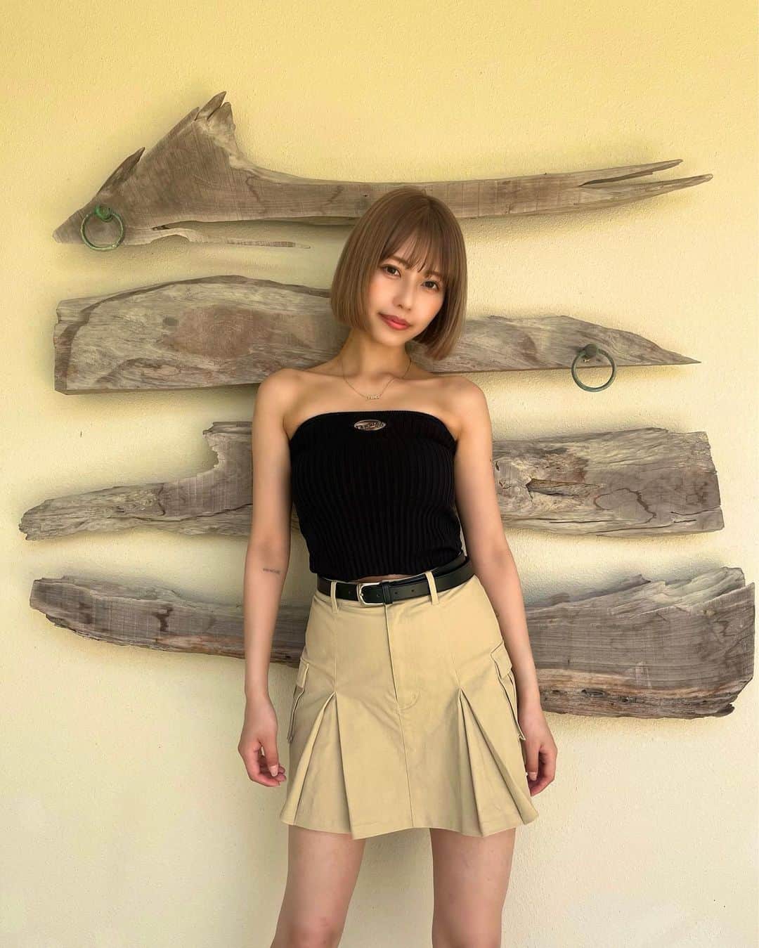 倉田夏希さんのインスタグラム写真 - (倉田夏希Instagram)「♡  本日発売のお気に入りシリーズ💕  もーこのベアはリアルバイすぎる🫶🏻 ずーっと発売待ってたアイテム🤤  ベアとかショート丈とか 肌見せアイテム大好きマンだから たまらんのです🤤💕  胸元のロゴも可愛いしシルエットもさいこー！  この夏大活躍間違いなし！🌼  かなりお問い合わせ多数いただいてるので お早めにチェックしてくださいね！  #Darich #ダーリッチ #コーディネート #大人ガーリー  #骨格ナチュラル #イエベ秋 #コーディネート #coordinate #骨格ナチュラルコーデ  #fashion #ootd #outfit #ミニスカート」4月26日 20時24分 - nacchan_2611