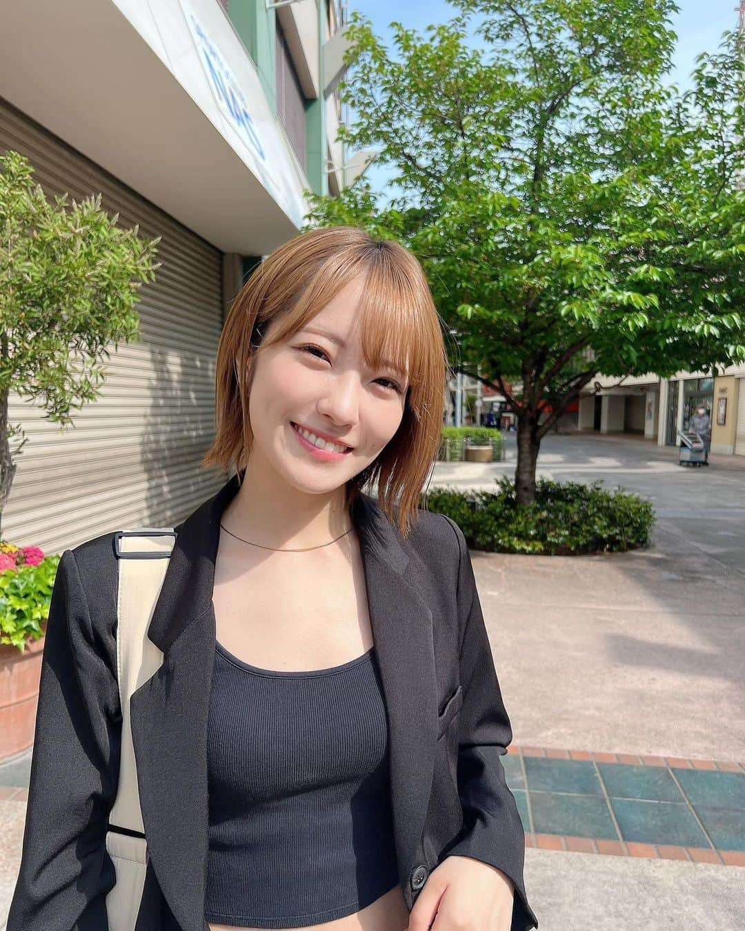 小嶋花梨さんのインスタグラム写真 - (小嶋花梨Instagram)「ライブリハ期間のお気に入りコーデ🏷 ⁡ このまま上からTシャツ着てレッスンも出来るから、荷物も減って助かります🫢 ⁡ ⁡ #ジャケットコーデ #LVEU. #ジャケット #スウェット #スウェットコーデ #スニーカー  #アクセサリー #リング #シルバーアクセ #ゴールドアクセ #ショートカット #ショートヘア #ショートヘアアレンジ」4月26日 20時25分 - nmb_kojima_48