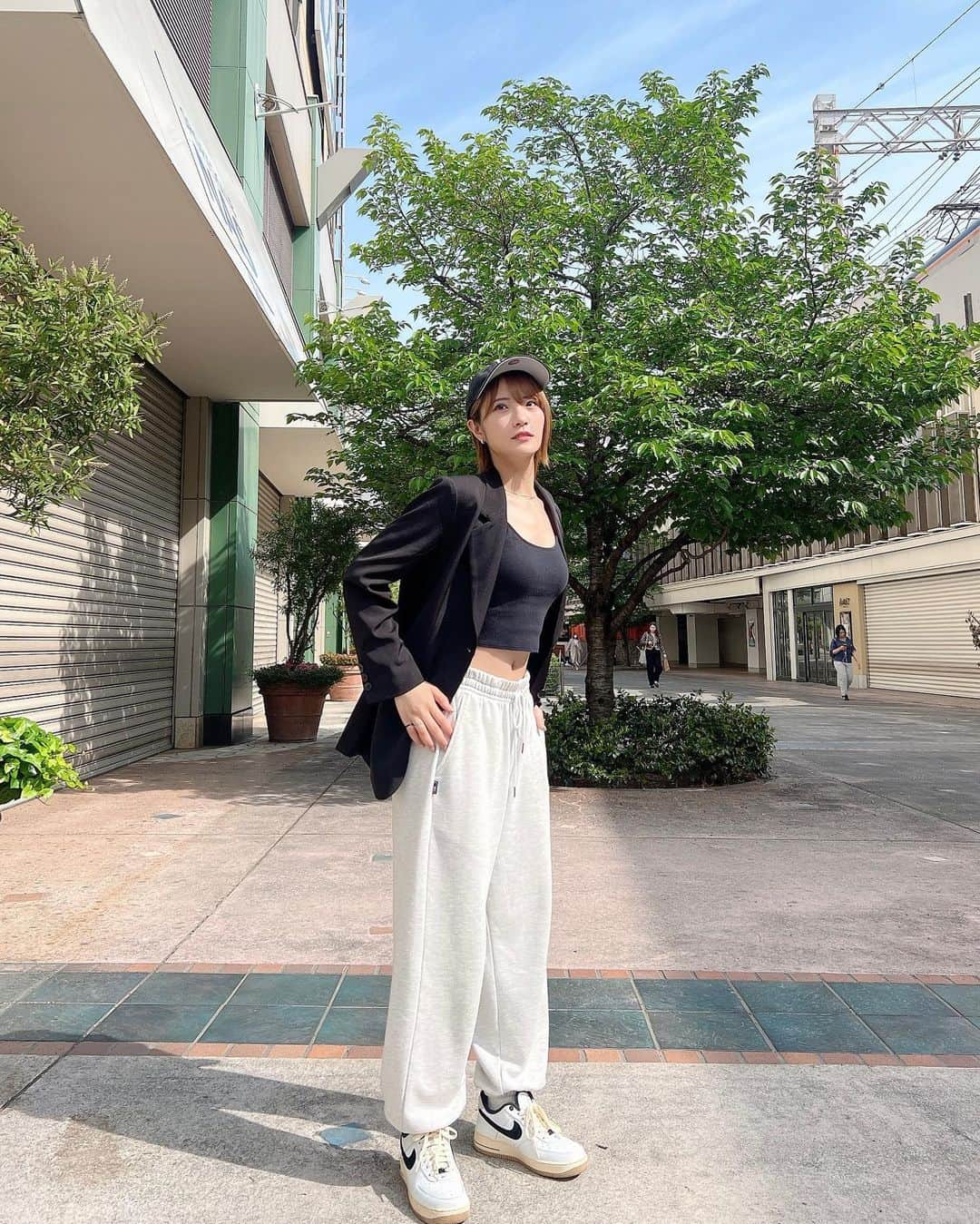 小嶋花梨さんのインスタグラム写真 - (小嶋花梨Instagram)「ライブリハ期間のお気に入りコーデ🏷 ⁡ このまま上からTシャツ着てレッスンも出来るから、荷物も減って助かります🫢 ⁡ ⁡ #ジャケットコーデ #LVEU. #ジャケット #スウェット #スウェットコーデ #スニーカー  #アクセサリー #リング #シルバーアクセ #ゴールドアクセ #ショートカット #ショートヘア #ショートヘアアレンジ」4月26日 20時25分 - nmb_kojima_48