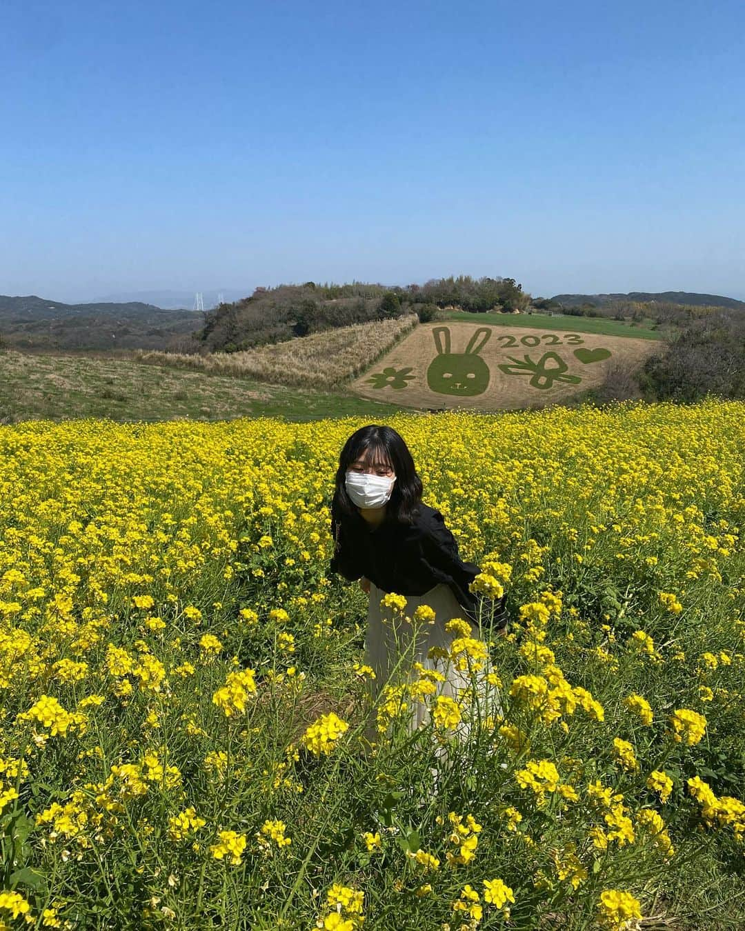 竹内ななみさんのインスタグラム写真 - (竹内ななみInstagram)「♡  菜の花畑💐  どこを見渡しても菜の花がたくさんでとっても綺麗だった🥹♡  #淡路島 #兵庫県 #awajishima #あわじ花さじき #淡路島観光 #淡路 #兵庫観光 #関西旅行 #家族旅行 #卒業旅行 #菜の花 #菜の花畑 #花 #花畑 #海 #菜の花と海」4月26日 20時26分 - nanami.1002