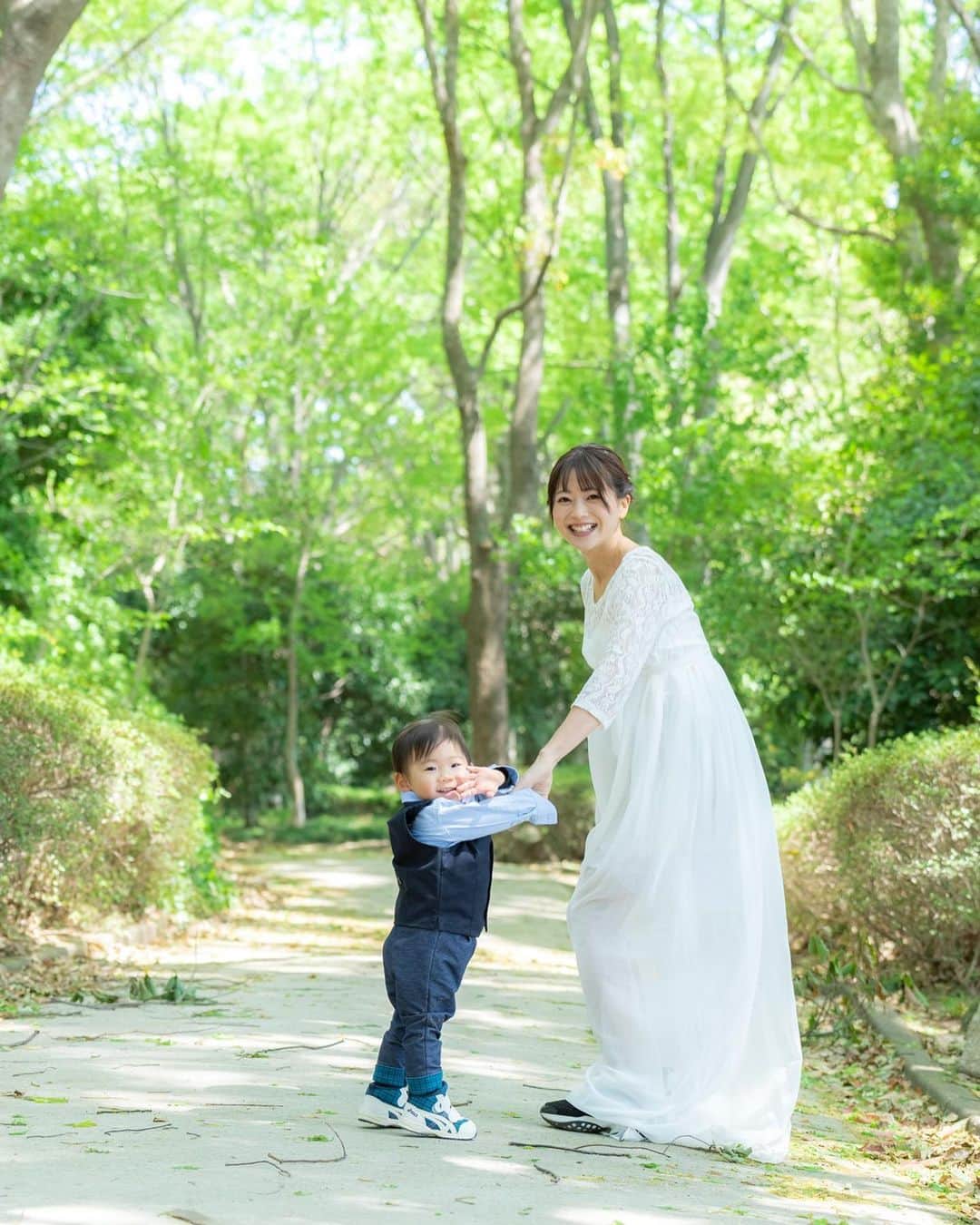 井上英里香さんのインスタグラム写真 - (井上英里香Instagram)「* ハラハラしながら、 予定日の二週間前に長男と マタニティフォトを🤰🏻💕 * 今回も @precious__memory__photo  にお願いして撮って頂きました📸 * * とにかく👦🏻が撮影中 ずーーーっとご機嫌で、 とびっきりの笑顔を 沢山引き出してくださいました！　　 * Taiさんありがとうございます🙏🏻🌈 * 選び切れないので、 お気に入りの写真すべて 載せちゃいます❤︎❤︎ * * #マタニティフォト #臨月妊婦  #息子がお兄ちゃんになりました  #妊婦なのに出産前日まで抱っこ　 #いけないとわかっていながら  #寂しい思いをさせたくなくてつい」4月26日 20時27分 - ribbonhome.erika