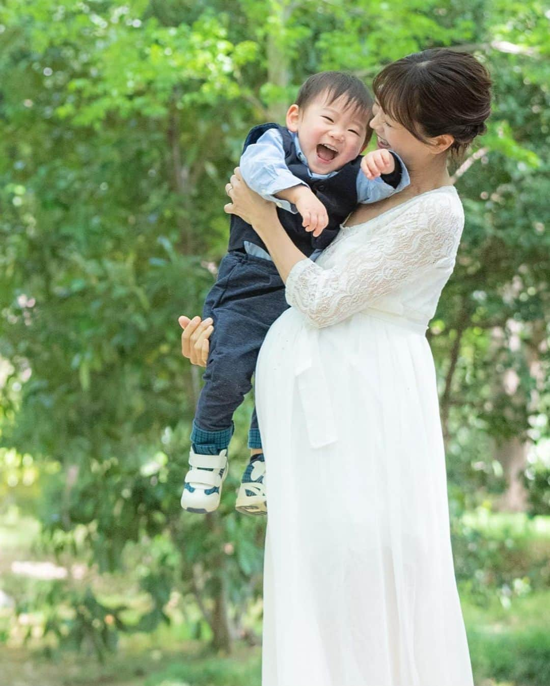 井上英里香さんのインスタグラム写真 - (井上英里香Instagram)「* ハラハラしながら、 予定日の二週間前に長男と マタニティフォトを🤰🏻💕 * 今回も @precious__memory__photo  にお願いして撮って頂きました📸 * * とにかく👦🏻が撮影中 ずーーーっとご機嫌で、 とびっきりの笑顔を 沢山引き出してくださいました！　　 * Taiさんありがとうございます🙏🏻🌈 * 選び切れないので、 お気に入りの写真すべて 載せちゃいます❤︎❤︎ * * #マタニティフォト #臨月妊婦  #息子がお兄ちゃんになりました  #妊婦なのに出産前日まで抱っこ　 #いけないとわかっていながら  #寂しい思いをさせたくなくてつい」4月26日 20時27分 - ribbonhome.erika