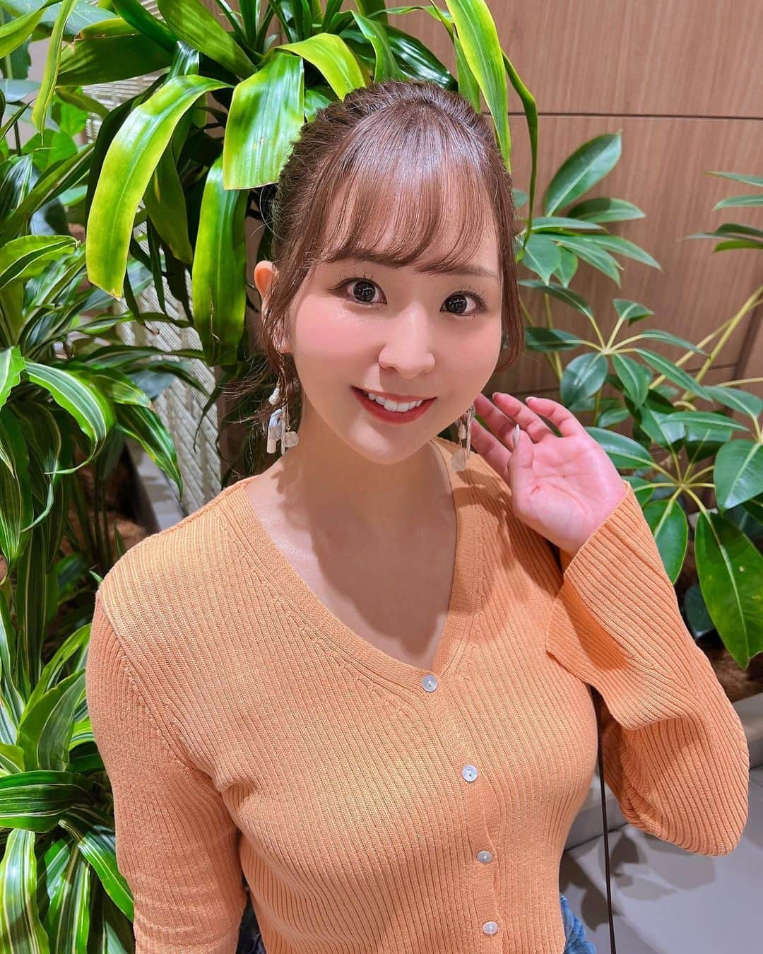 安田七奈さんのインスタグラム写真 - (安田七奈Instagram)「雨だったから髪まとめてみた🙆‍♀️‼︎  お友達のえみちぃ(@y.m1128 )が プロデュースしてるピアス🧡 これからの季節大活躍しそう🤭  #安田七奈 #なーちゃ #レースクイーン #rq #ラウンドガール #グラビア #グラビアアイドル #グラドル #インスタグラビア#美乳 #水着 #ビキニ #ムチムチ #むちむち #セクシー #セクシー美女 #followme #japanese #japanesegirl #instagood #instalike #photooftheday #팔로우 #얼스타그램 #粉我 #非常好 ⠀ ⠀」4月26日 20時28分 - nana_yasuda