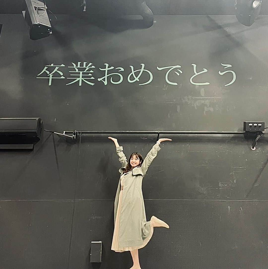 中村静香さんのインスタグラム写真 - (中村静香Instagram)「#あす卒 🌸🎓  舞台「明日の卒業生たち」 おかげさまで全公演終了しましたー！！  素敵な物語と役に出会えて幸せでした！ 毎公演こころが揺さぶられ いろいろな感情を引き出して頂いたのも、 照明や音響はもちろん 演出家さんや関わった共演者の皆様のおかげです。 また地道にがんばっていきます。 ありがとうございました✨  そして何より ご来場して下さった皆様 様々な形で支えて下さった皆様 本当にありがとうございました✨  んもうー！ 収まりきらない気持ちは配信で伝えます！ ＿＿＿＿＿＿＿＿＿＿＿＿  4月28日(金)22:30〜 Twitterにてスペース配信📻  ＿＿＿＿＿＿＿＿＿＿＿＿  お耳を傾けて下されば幸いです 打ち上げ配信たのしみーっ🌸🎉  #カンパイの予感」4月26日 20時29分 - shizuka_nakamura_official