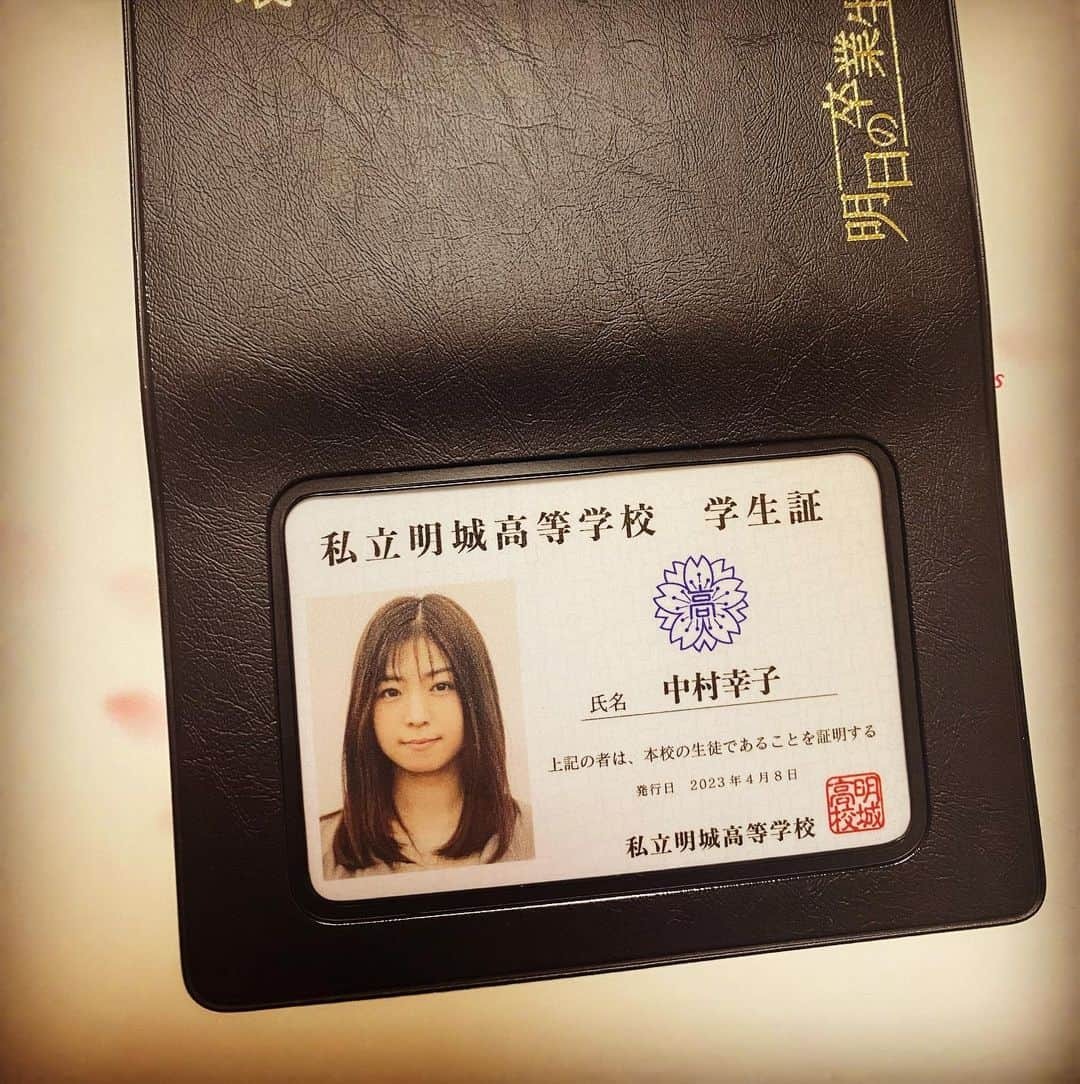 中村静香さんのインスタグラム写真 - (中村静香Instagram)「#あす卒 🌸🎓  舞台「明日の卒業生たち」 おかげさまで全公演終了しましたー！！  素敵な物語と役に出会えて幸せでした！ 毎公演こころが揺さぶられ いろいろな感情を引き出して頂いたのも、 照明や音響はもちろん 演出家さんや関わった共演者の皆様のおかげです。 また地道にがんばっていきます。 ありがとうございました✨  そして何より ご来場して下さった皆様 様々な形で支えて下さった皆様 本当にありがとうございました✨  んもうー！ 収まりきらない気持ちは配信で伝えます！ ＿＿＿＿＿＿＿＿＿＿＿＿  4月28日(金)22:30〜 Twitterにてスペース配信📻  ＿＿＿＿＿＿＿＿＿＿＿＿  お耳を傾けて下されば幸いです 打ち上げ配信たのしみーっ🌸🎉  #カンパイの予感」4月26日 20時29分 - shizuka_nakamura_official