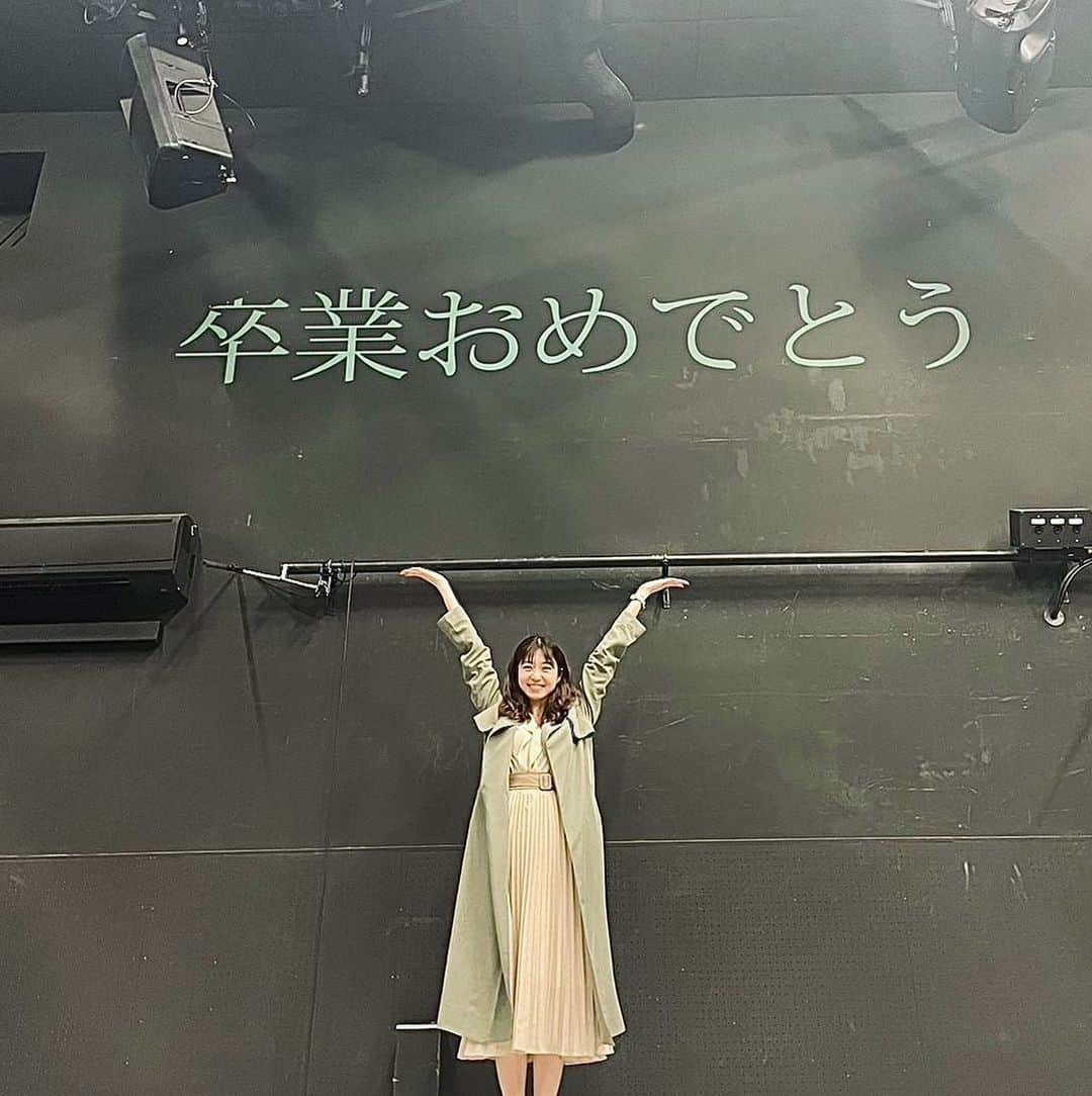 中村静香のインスタグラム：「#あす卒 🌸🎓  舞台「明日の卒業生たち」 おかげさまで全公演終了しましたー！！  素敵な物語と役に出会えて幸せでした！ 毎公演こころが揺さぶられ いろいろな感情を引き出して頂いたのも、 照明や音響はもちろん 演出家さんや関わった共演者の皆様のおかげです。 また地道にがんばっていきます。 ありがとうございました✨  そして何より ご来場して下さった皆様 様々な形で支えて下さった皆様 本当にありがとうございました✨  んもうー！ 収まりきらない気持ちは配信で伝えます！ ＿＿＿＿＿＿＿＿＿＿＿＿  4月28日(金)22:30〜 Twitterにてスペース配信📻  ＿＿＿＿＿＿＿＿＿＿＿＿  お耳を傾けて下されば幸いです 打ち上げ配信たのしみーっ🌸🎉  #カンパイの予感」