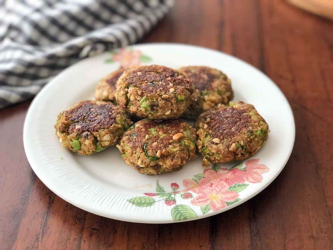 のインスタグラム：「Have you tried this Broccoli Peanut Oats Tikki Recipe? It is a delightfully soft yet crunchy tikki made with broccoli and oats for a perfect tea time snack. Serve it with mint chutney and adrak chai or as an appetizer for your dinner parties.  Ingredients 1/2 teaspoon Extra Virgin Olive Oil 1 cup Broccoli, grated 3 Potatoes, boiled & mashed 1/2 cup Roasted Peanuts, coarsely crushed 2 tablespoons Instant Oats, powdered 2 Green Chillies, finely chopped 2 cloves Garlic, finely chopped 1/4 teaspoon Garam masala powder 1 teaspoon Chaat Masala Powder  👉To begin making the Broccoli Peanuts And Oats Tikki Recipe, get all the ingredients prepped and ready. 👉Into a pressure cooked, add 3 potatoes, cut into half and half cup water. Pressure cook for 5 to 6 whistles and turn off the heat. Allow the pressure to release naturally. 👉Peel the skin and mash the potato and keep aside. 👉Into a mixer grinder, add the instant oats and make into a powder and keep aside.  👉Pound the shelled roasted peanuts in a pestle & mortar and keep aside. 👉Into a large mixing bowl, add the broccoli, boiled, mashed potatoes, green chilli, garlic, powdered oats, chaat masala, garam masala, roasted crushed peanuts and salt to taste. Mix until all the ingredients are well combined. 👉Divide the mixture into 8 portions and flatten them into thick discs. 👉Place the tikkis on a preheated pan, drizzle a little oil over each tikki. Cook on both sides until golden. 👉Once done, remove from the heat and transfer to a serving bowl. 👉Serve Broccoli And Oats Tikki Recipe along with a Mint Chutney and Adrak Chai for a perfect tea time snack.」